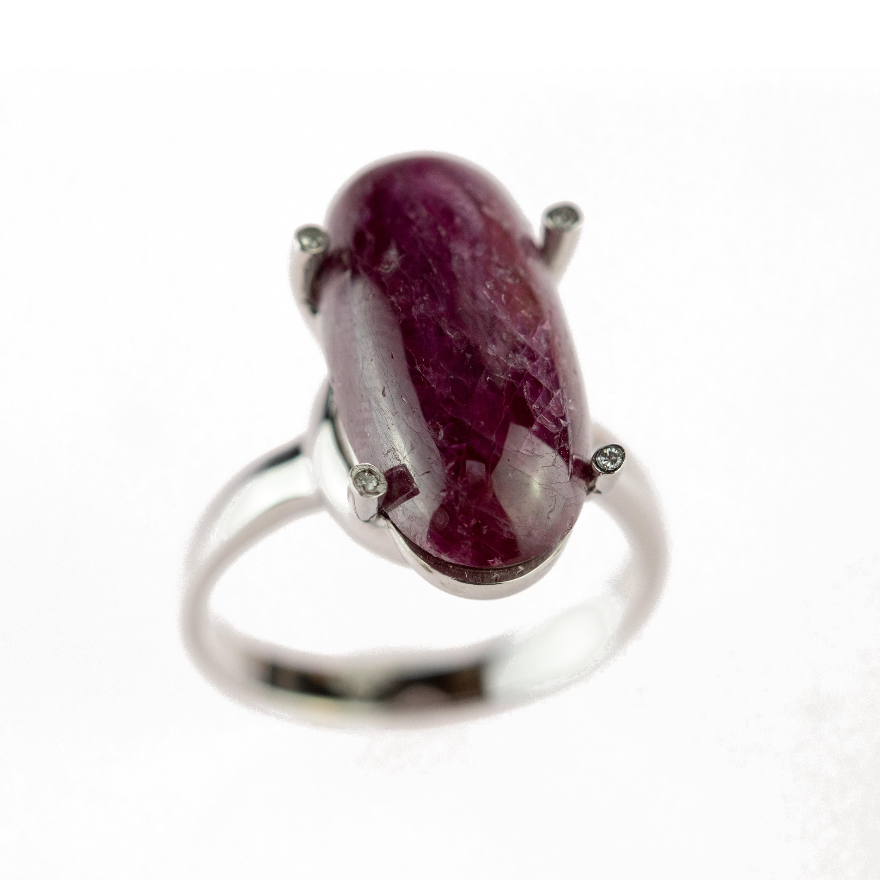 Prächtiger Rubin-Cabochon von 12,5 Karat in ovaler Form. Eingefasst in zartes 18-karätiges Weißgold, verziert mit Diamanten, die seine Schönheit unterstreichen.
 
Dieser Ring ist inspiriert von der Kraft des Rubins, der für geistige Vitalität und