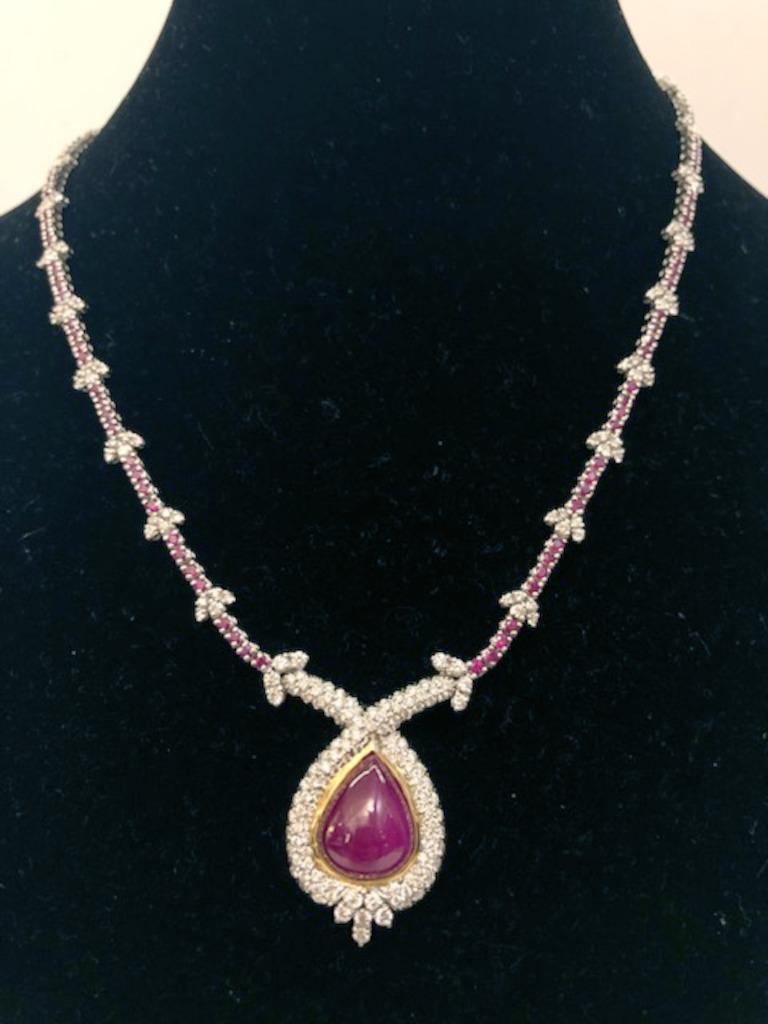 Taille brillant Collier en or blanc 18 carats avec rubis et diamants en vente