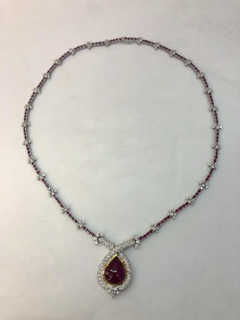 Collier en or blanc 18 carats avec rubis et diamants Bon état - En vente à Los Angeles, CA