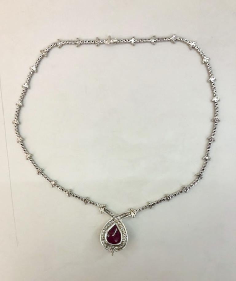 Collier en or blanc 18 carats avec rubis et diamants Pour femmes en vente