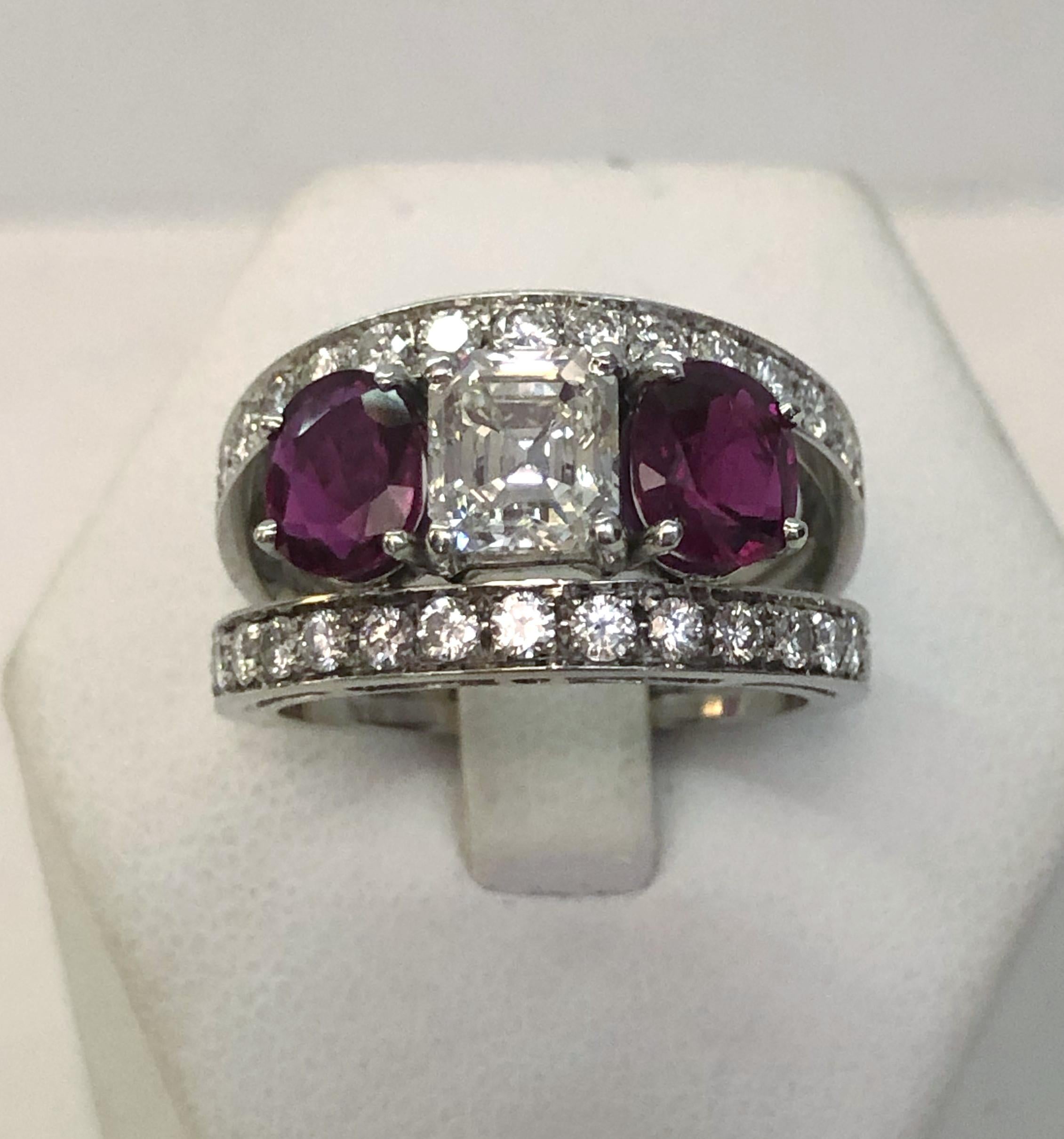 Anillo de oro blanco de 18 quilates con un diamante octogonal central de 1,10 quilates, dos rubíes a los lados para un total de 1,60 quilates y diamantes brillantes en la caña para un total de 2,00 quilates / Fabricado en Italia Años 60
Anillo talla