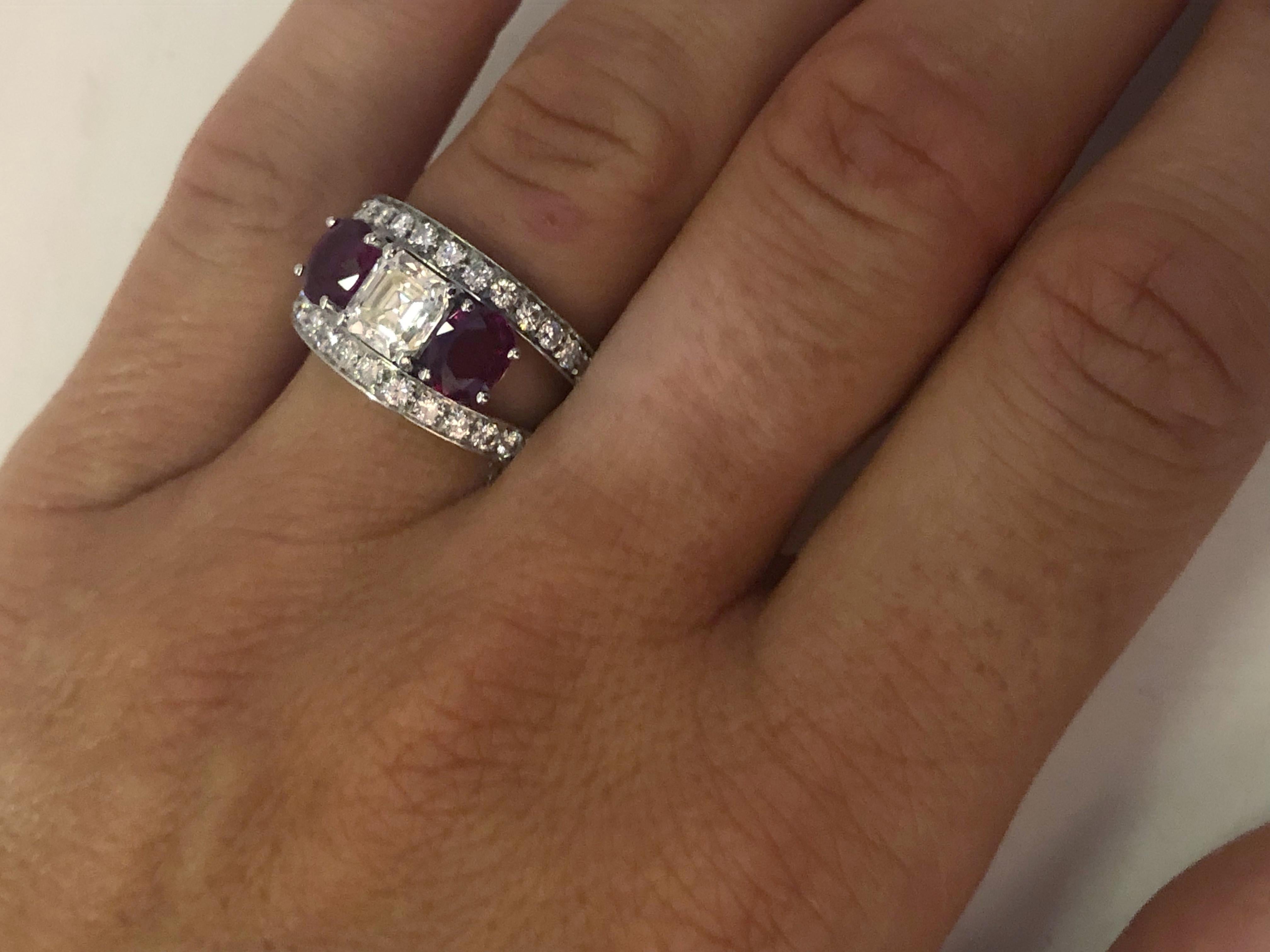 Anillo de oro blanco de 18 quilates con diamante y rubí en venta 1