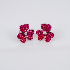 Clous d'oreilles à fleurs en or blanc 18 carats et rubis