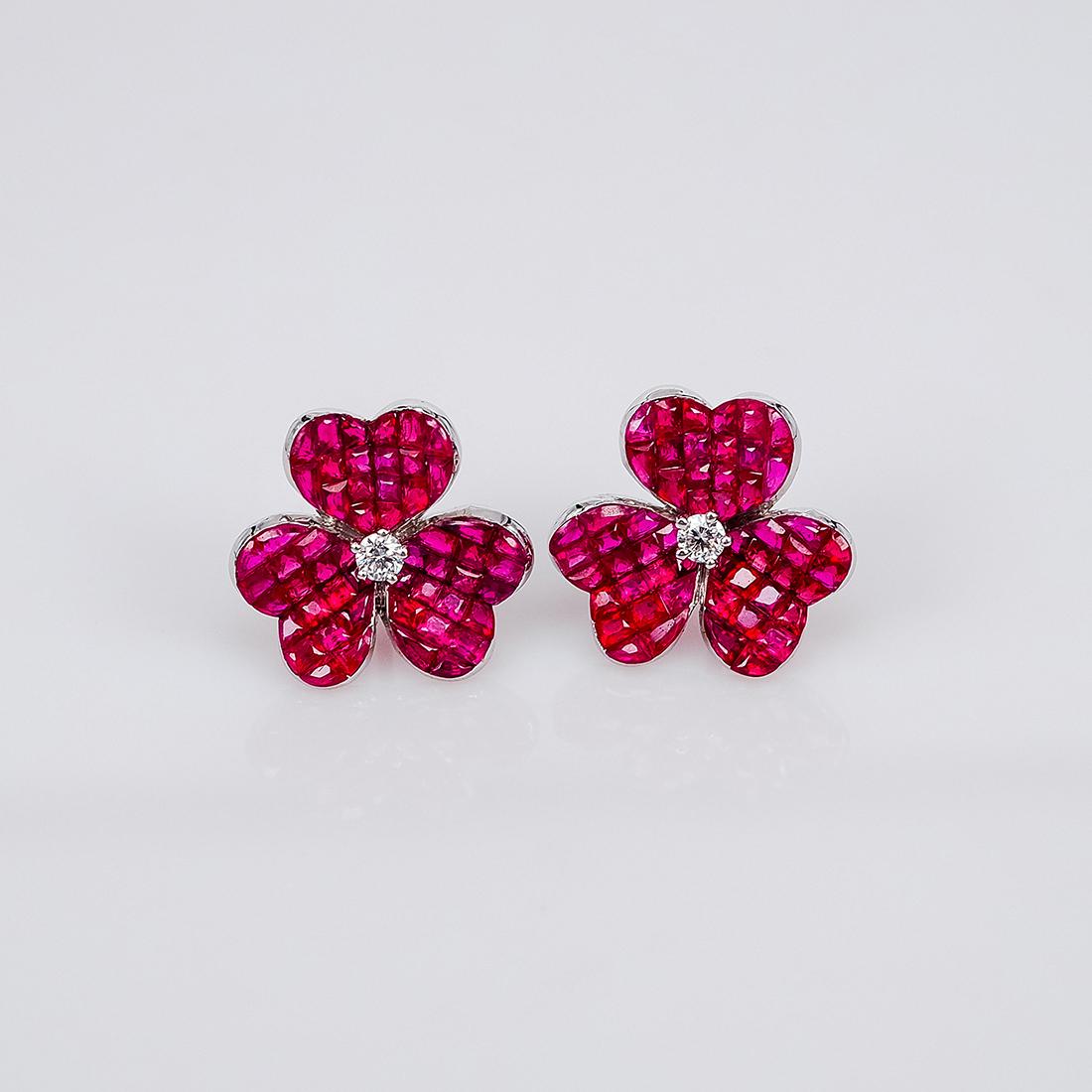 Taille ronde Clous d'oreilles à fleurs en or blanc 18 carats et rubis en vente