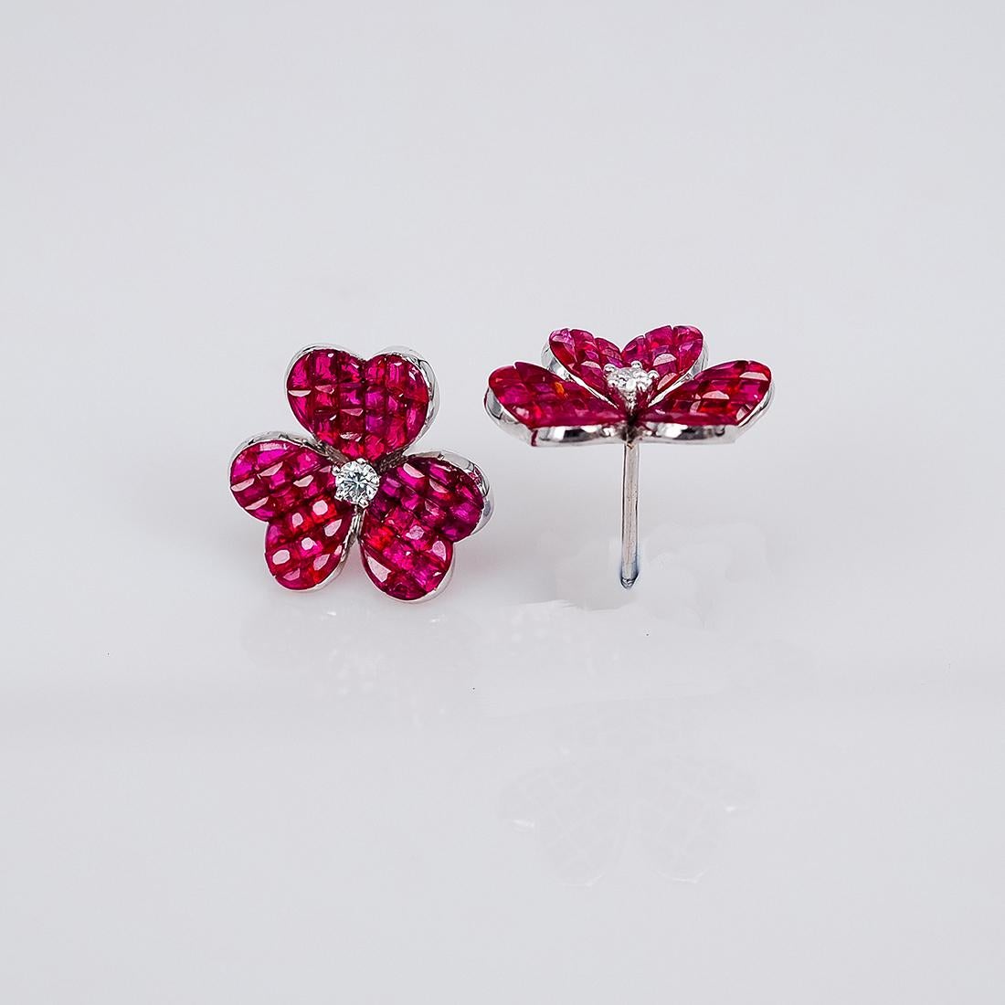 Clous d'oreilles à fleurs en or blanc 18 carats et rubis Neuf - En vente à Bangkok, TH