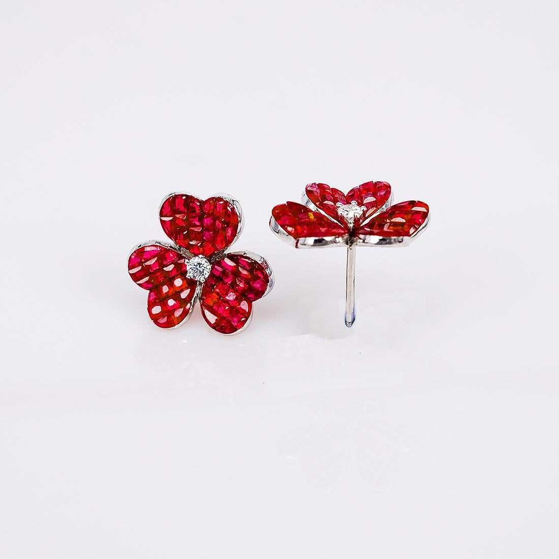 18 Karat White Gold Ruby Flower Stud Earrings In New Condition In Bangkok, TH