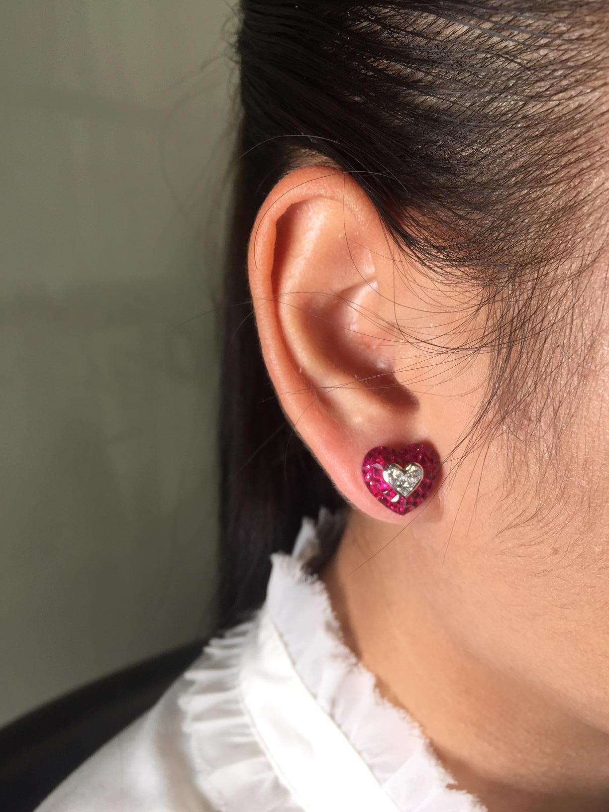 Boucles d'oreilles en forme de cœur en or blanc 18 carats, rubis et diamant Neuf - En vente à Bangkok, TH