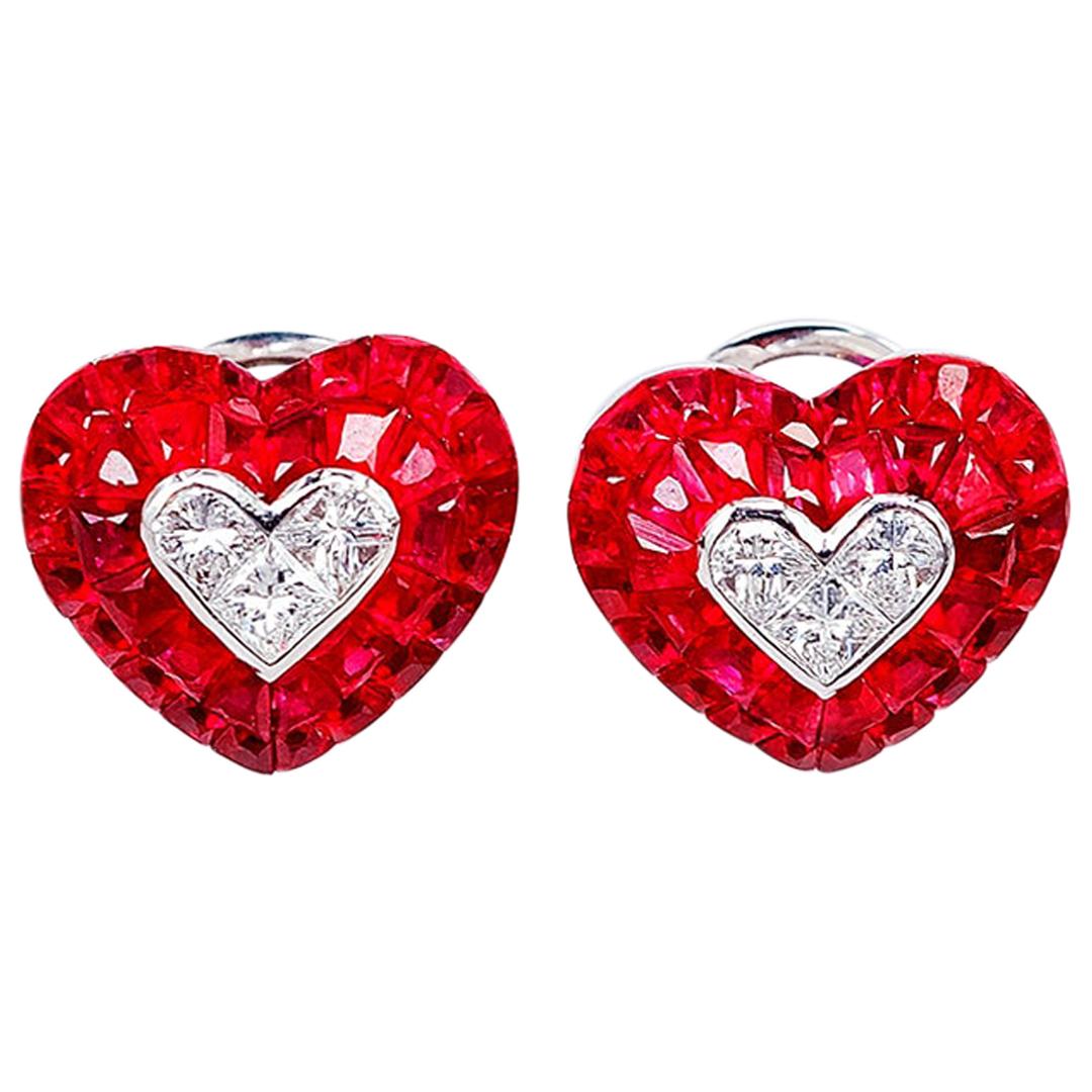 Boucles d'oreilles en forme de cœur en or blanc 18 carats, rubis et diamant en vente