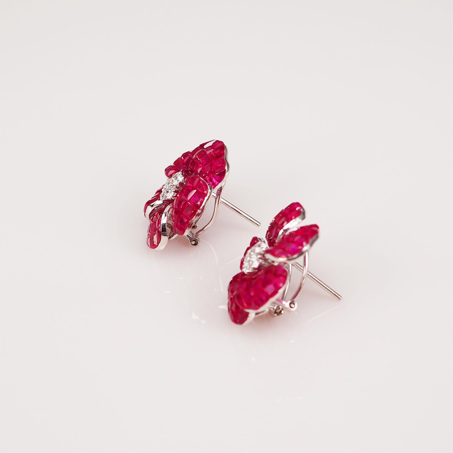 Moderne Boucles d'oreilles à fleurs invisibles en or blanc 18 carats et rubis en vente