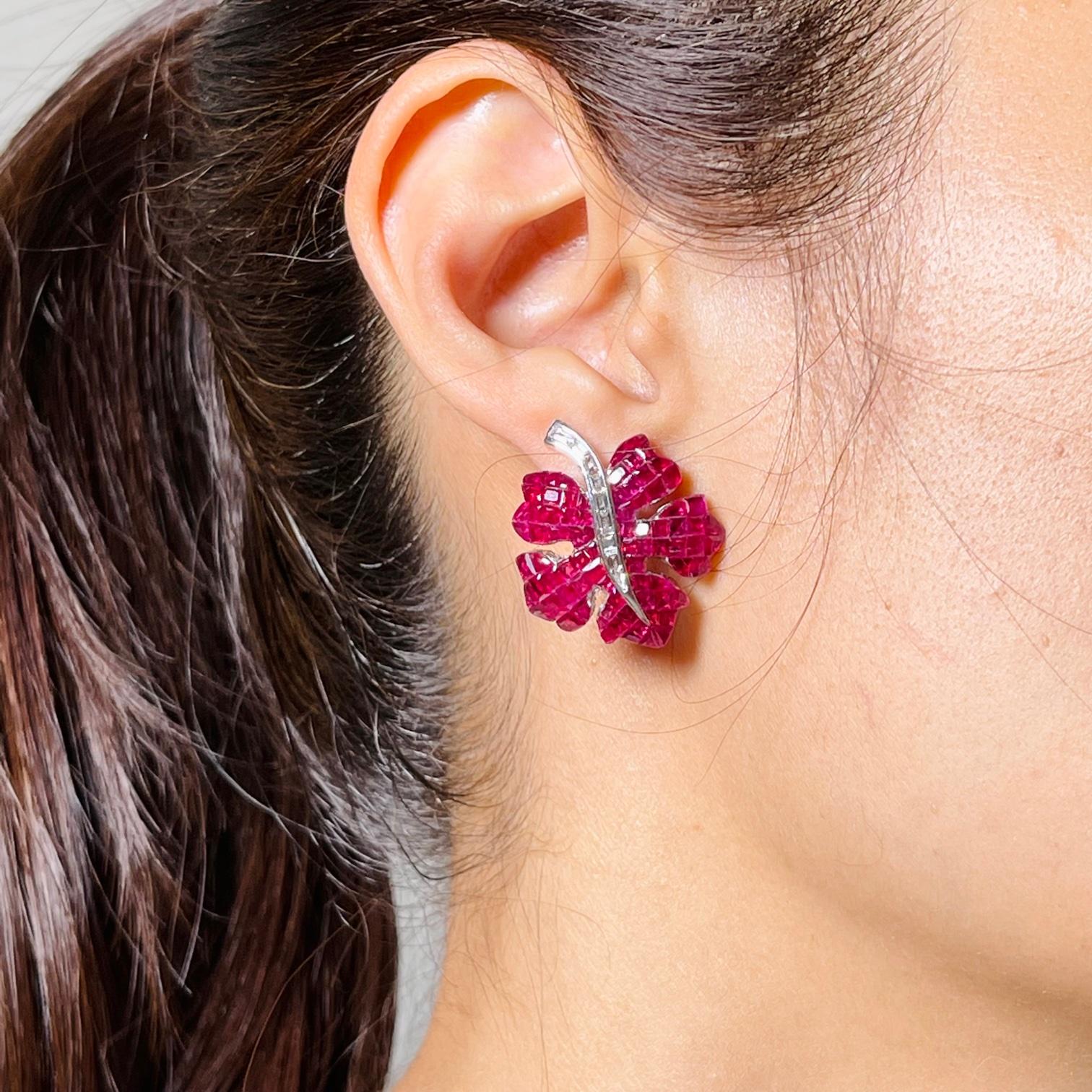 18 Karat White Gold Ruby Maple Leaf Earrings In New Condition For Sale In Bangkok, TH