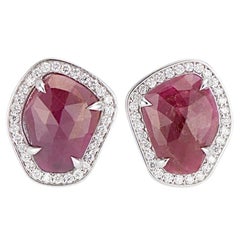 Clous d'oreilles en or blanc 18 carats avec diamants et tranches de rubis