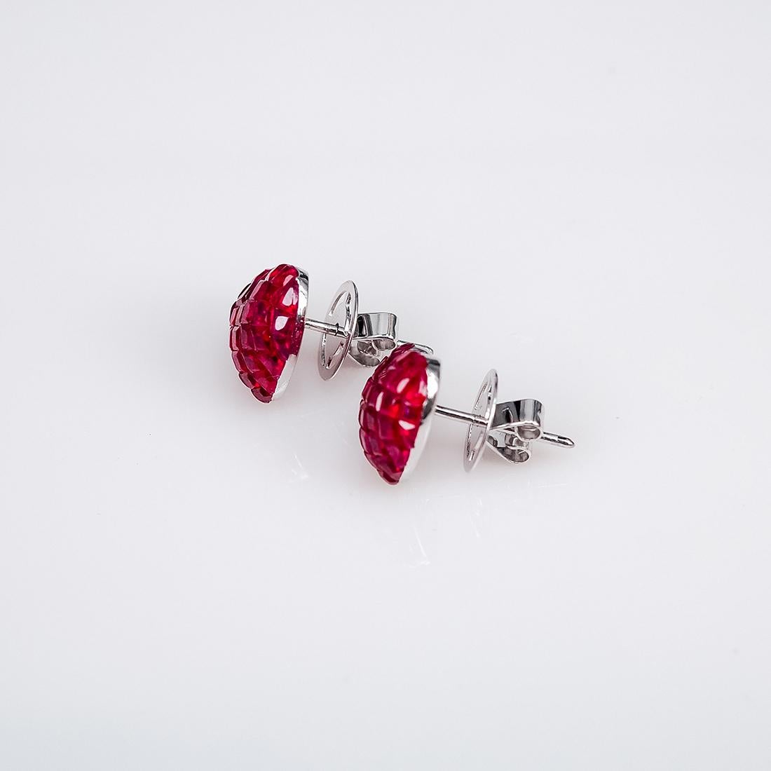 18 Karat White Gold Ruby Stud Heart Earrings In New Condition In Bangkok, TH
