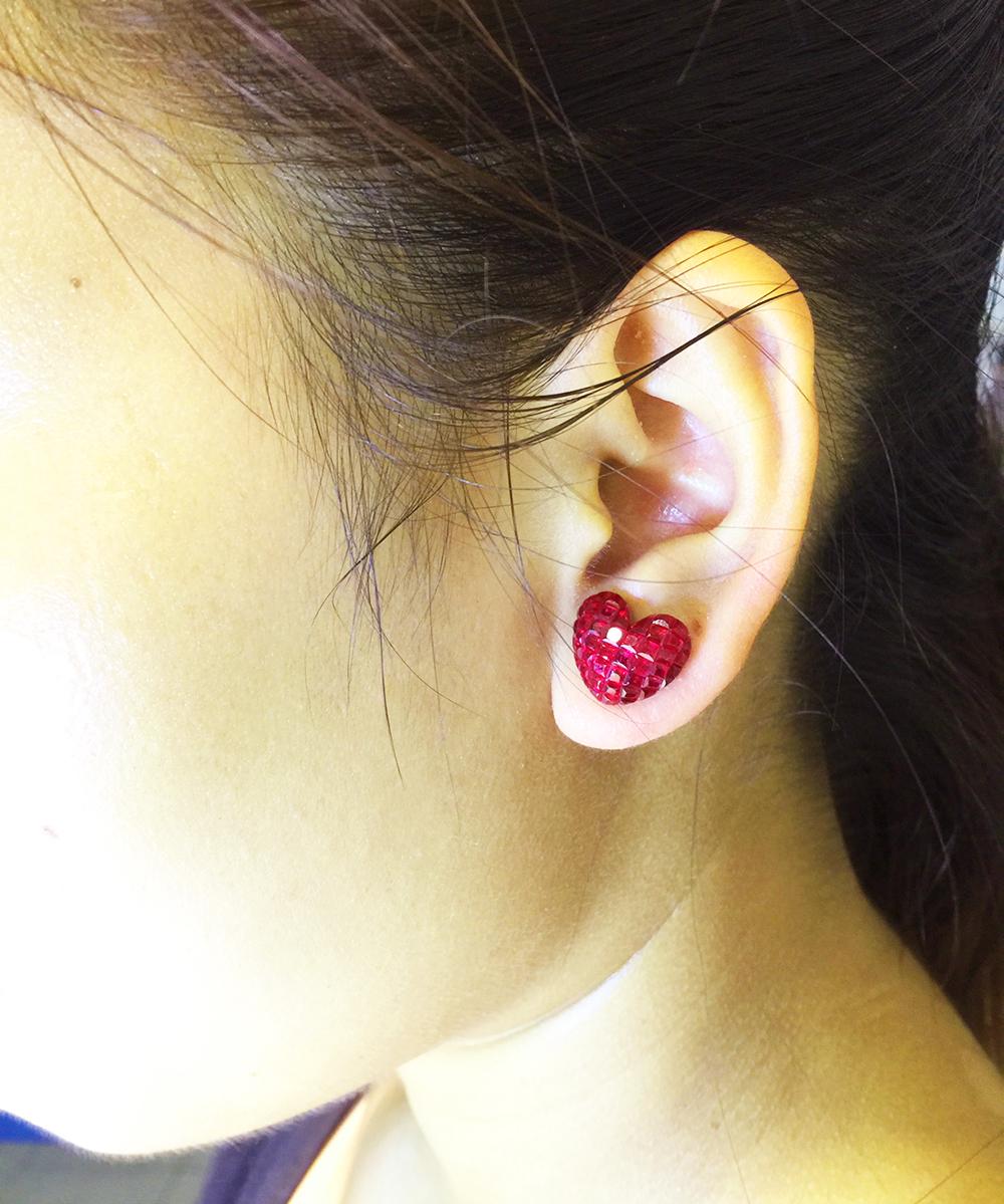 18 Karat White Gold Ruby Stud Heart Earrings 2