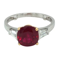 Bague à trois pierres en or blanc 18 carats et rubis de Gubelin