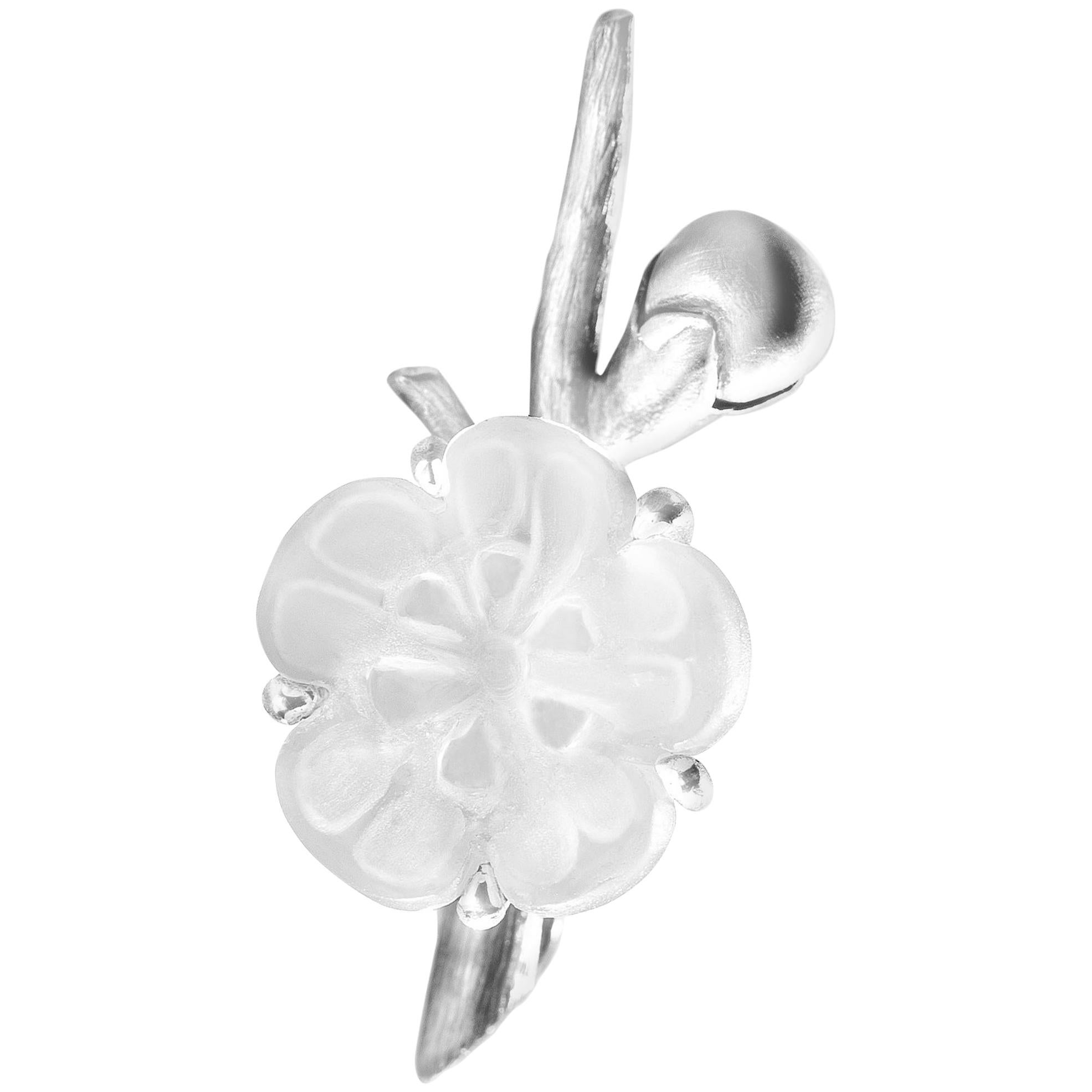 Broche floral contemporáneo de oro blanco de dieciocho quilates del artista con cuarzo