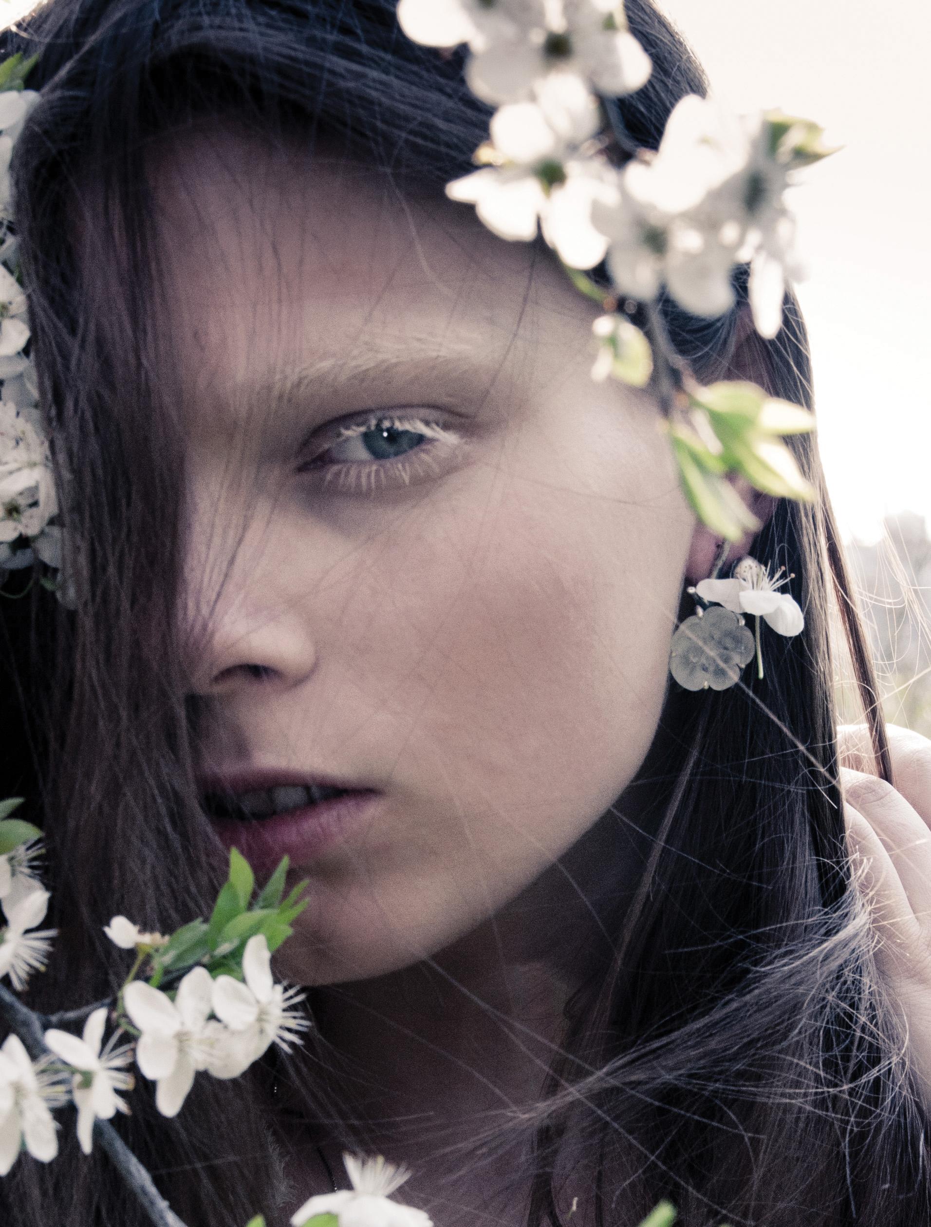 Estos contemporáneos pendientes de botón están elaborados en oro blanco de 18 quilates y forman parte de la colección Sakura, que ha aparecido en la revista Vogue UA.

Las flores esmeriladas de cerezo en flor están talladas en cristal de roca de