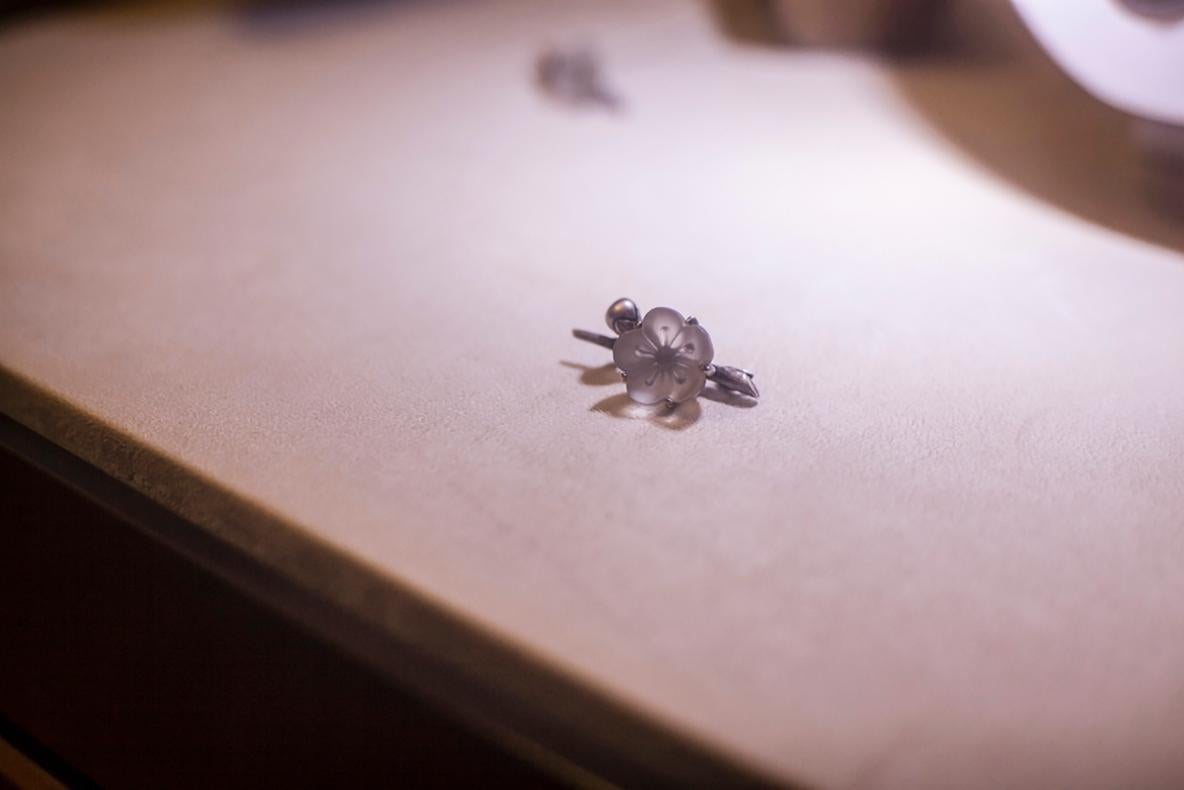 Pendientes de oro blanco de dieciocho quilates Sakura Contemporary Stud Earrings by the Artist 2