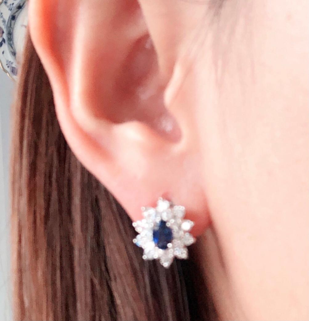 Boucles d'oreilles en or blanc 18 carats avec grappe de saphirs et de diamants Bon état - En vente à Stamford, CT