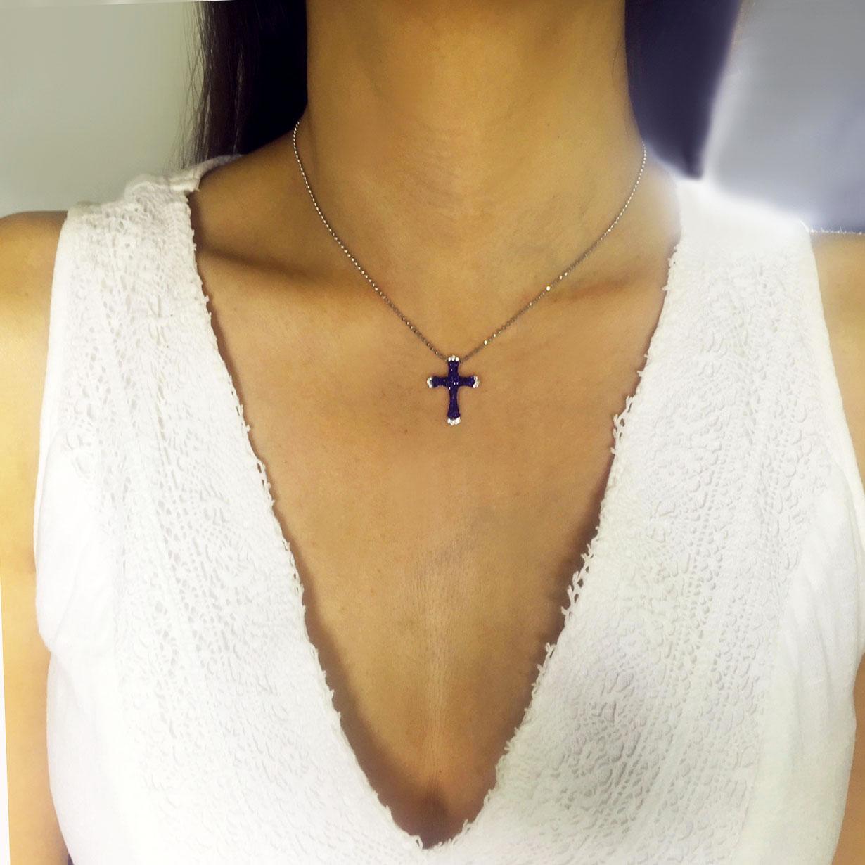 18 Karat White Gold Sapphire and Diamond Cross Pendant In New Condition In Bangkok, TH