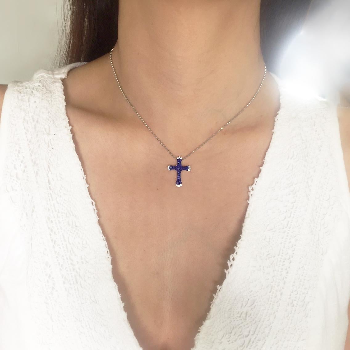 Ciondolo a croce con zaffiro e diamante in oro bianco 18 carati In condizioni Nuovo in vendita a Bangkok, TH