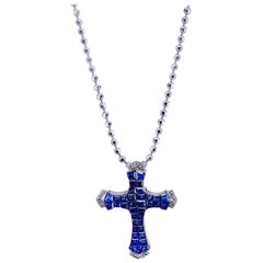 Pendentif croix en or blanc 18 carats avec saphirs et diamants