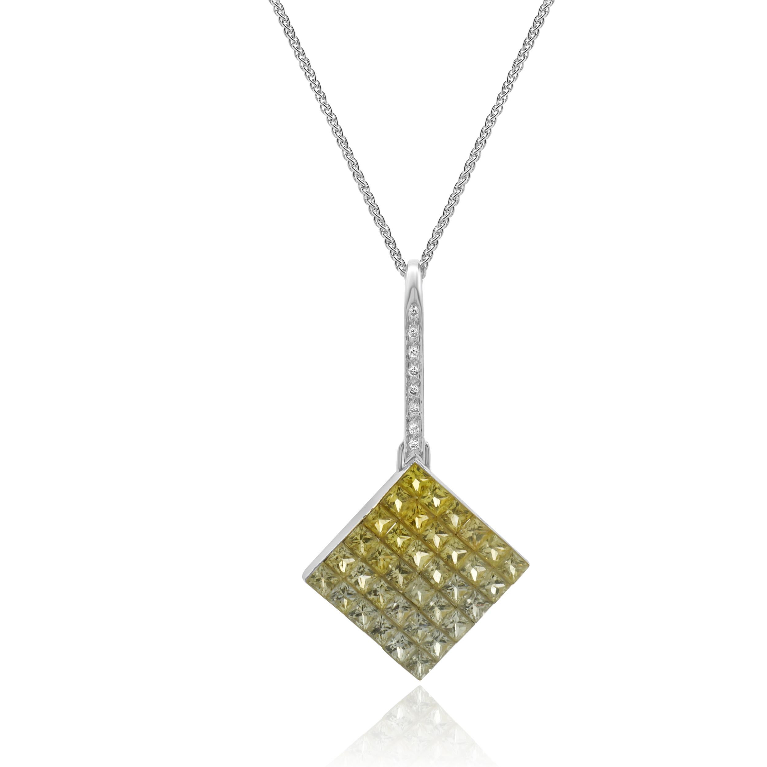 Designer: personalizzato
Materiale: oro bianco 18 carati
Zaffiri: 36 tagli princess = 1,80cttw
Diamante: 8 tagli rotondi = 0,02cttw
Lunghezza: la collana misura 18 pollici di lunghezza
Peso: 4.03 grammi