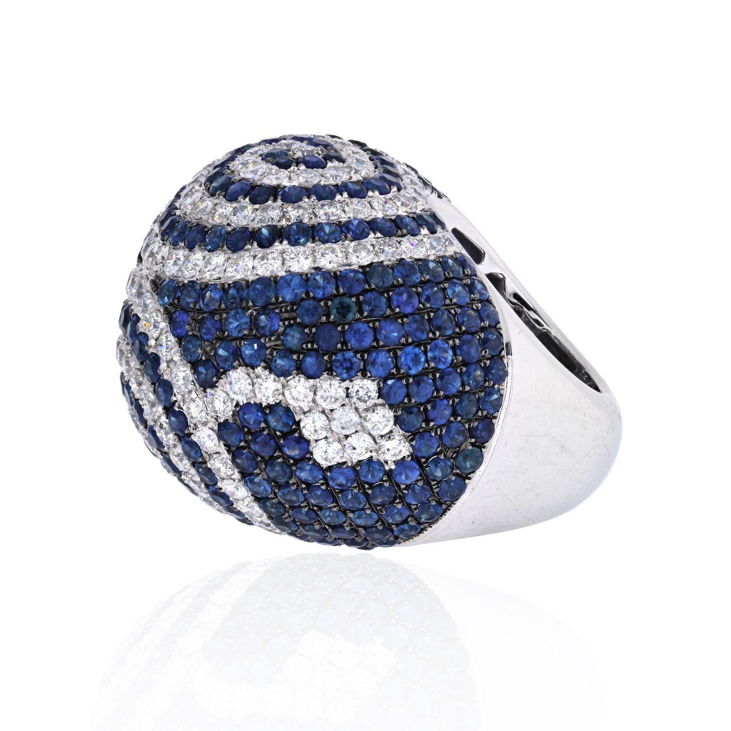 Réalisée en or blanc 18 carats, cette large bague dôme est sertie de diamants et de saphirs de taille ronde. Il y a au total 140 diamants ronds et 240 saphirs bleus ronds.
Portez cette beauté et vous ferez sensation. De plus, cette bague est si