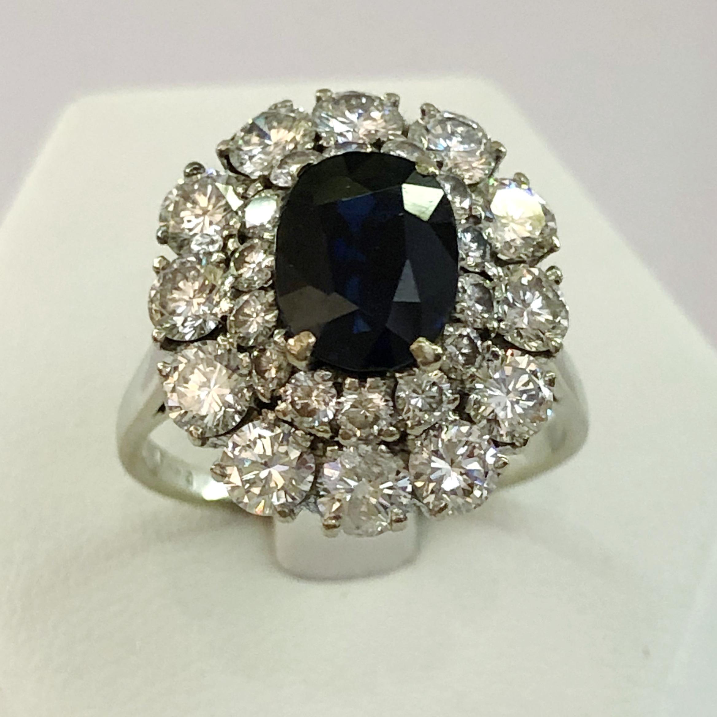 Vintage 18 karat white gold ring with a large central sapphire of 1.8 karats and two rounds of brilliant diamonds for a total of 1.75 karats, Italy 1950-1960s
Ring size US 7.5