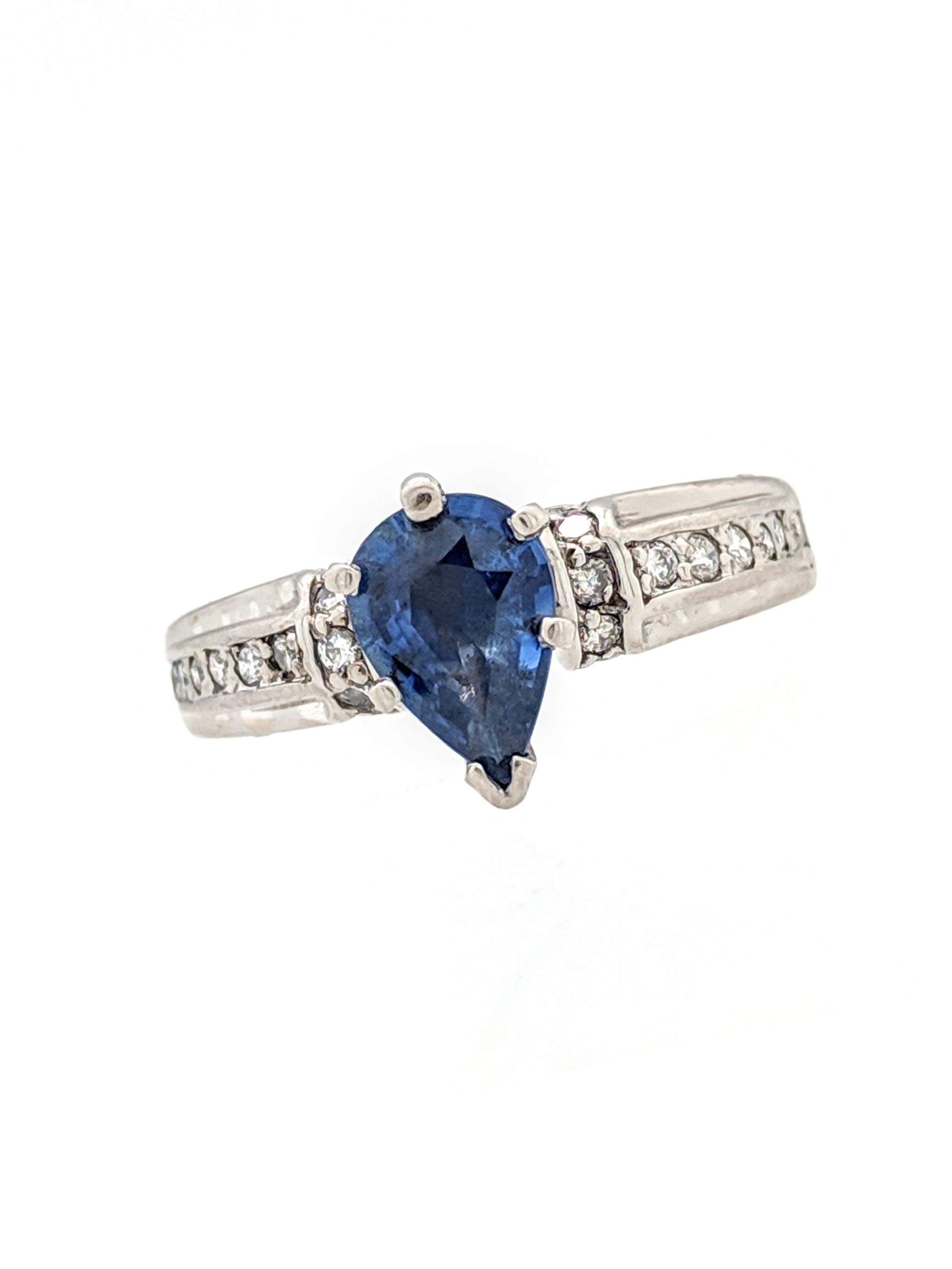 18 Karat White Gold Sapphire and Diamond Ring (Zeitgenössisch) im Angebot