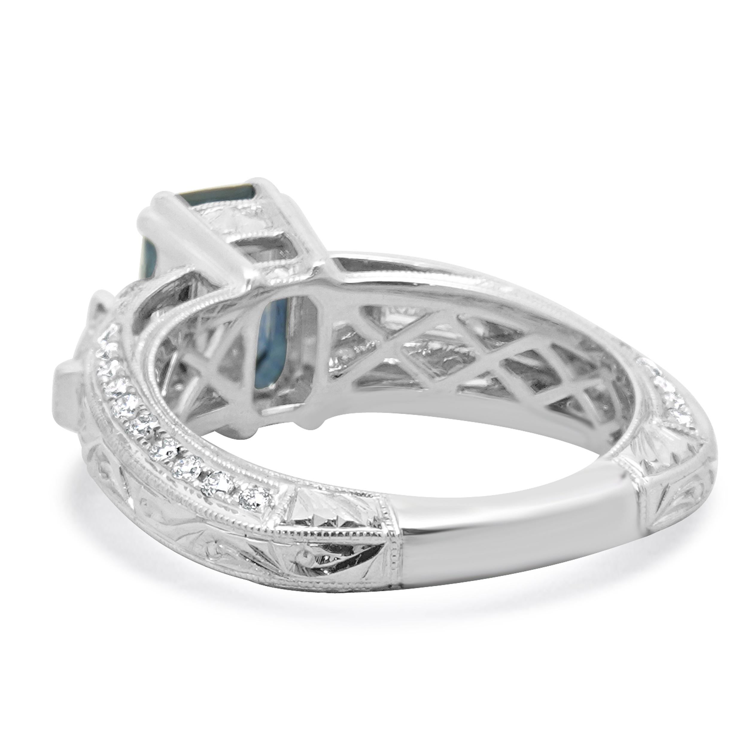 Taille émeraude Bague en or blanc 18 carats avec saphirs et diamants en vente