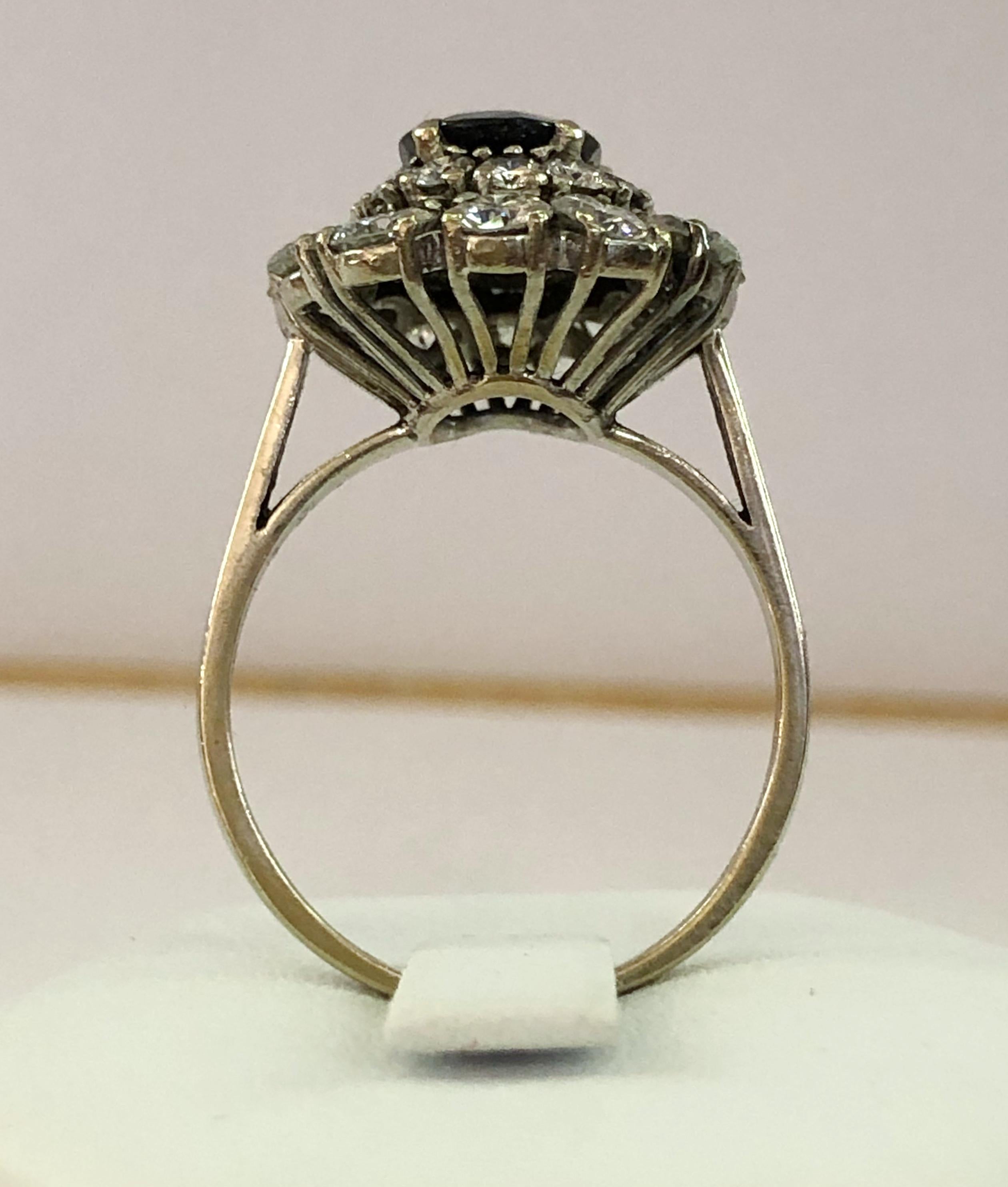 Ring aus 18 Karat Weißgold mit Saphiren und Diamanten im Zustand „Gut“ im Angebot in Palm Springs, CA