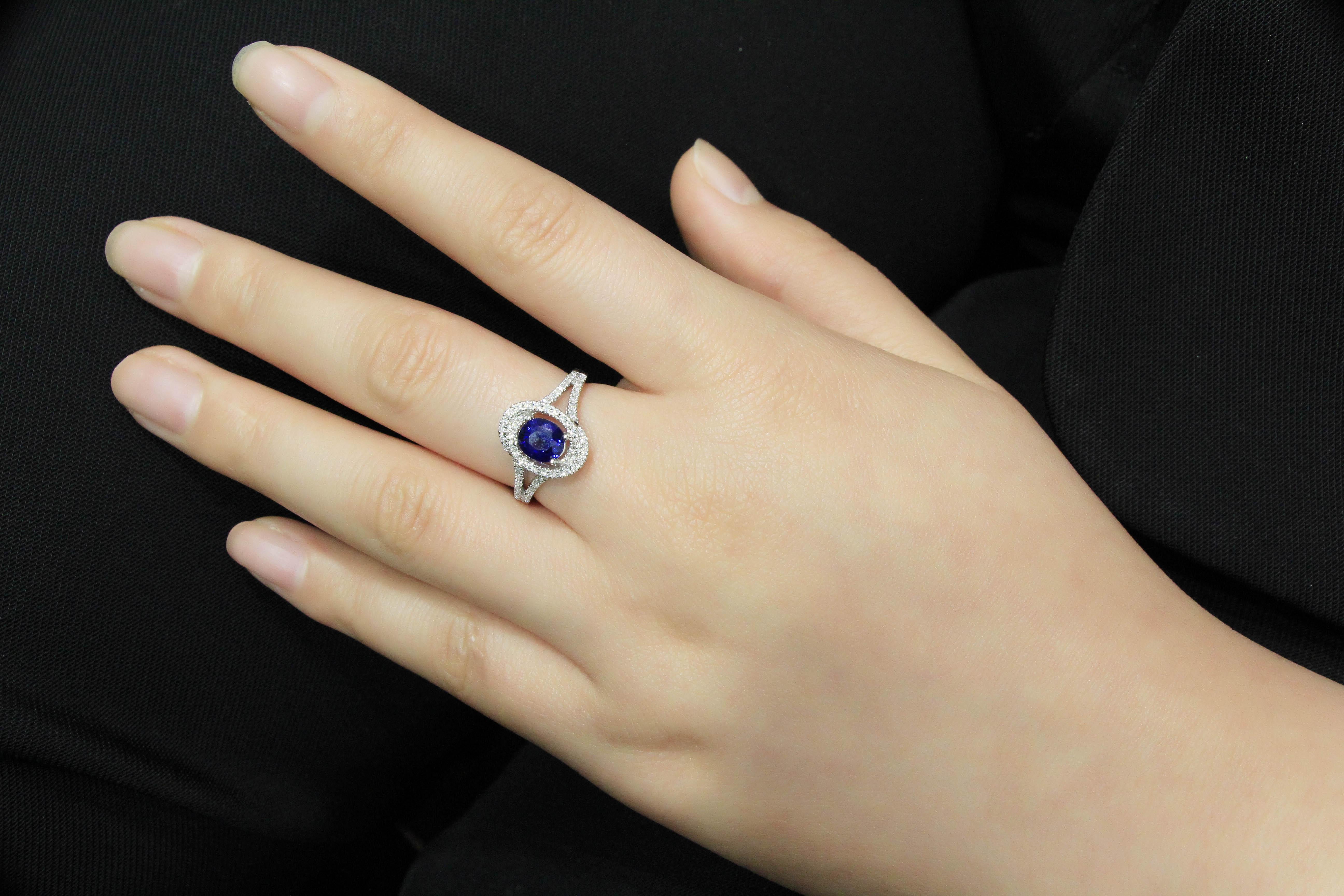 18 Karat White Gold Sapphire and Diamond Ring In New Condition For Sale In Macau, MO