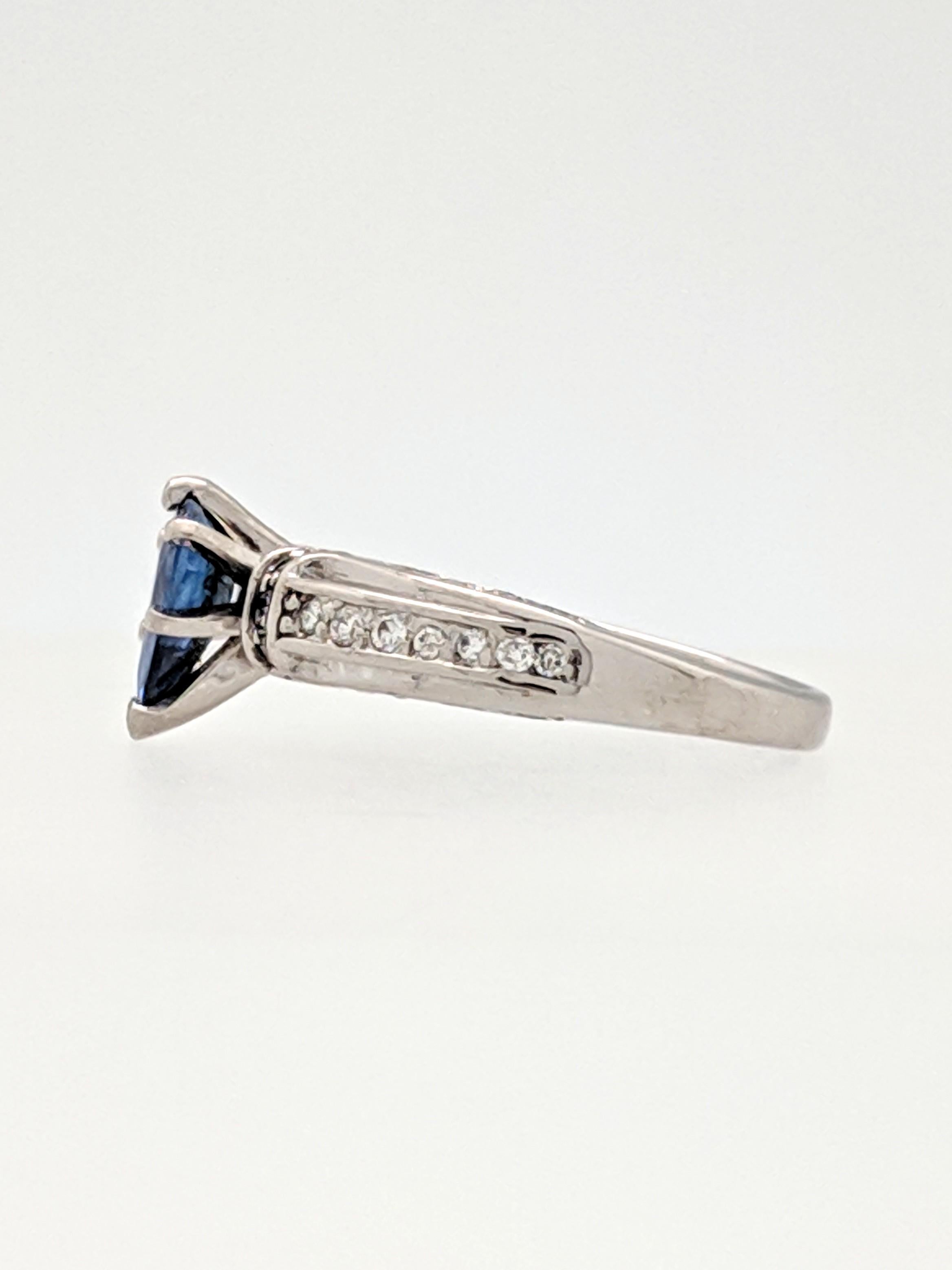 18 Karat White Gold Sapphire and Diamond Ring im Zustand „Gut“ im Angebot in Gainesville, FL