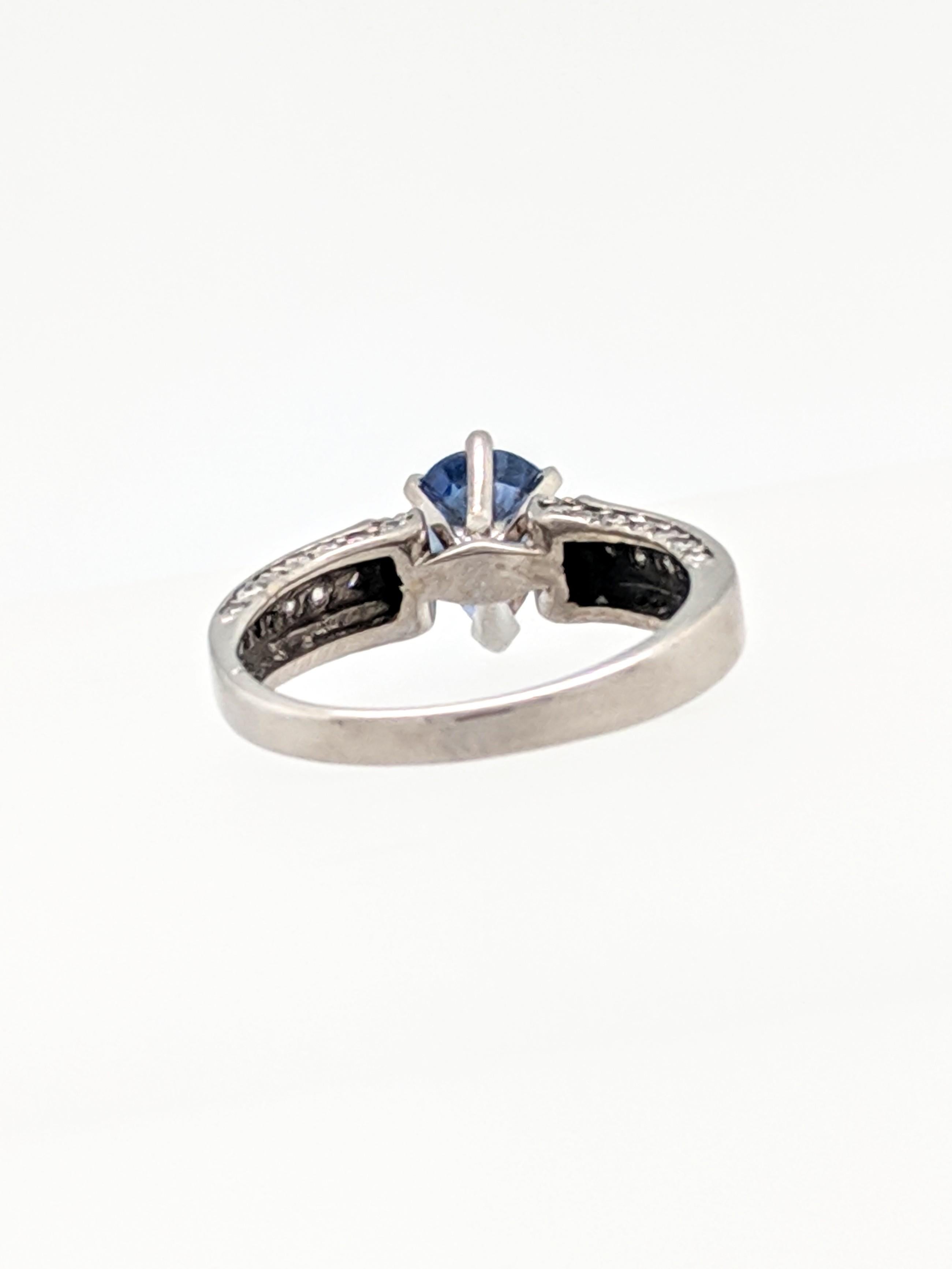 18 Karat White Gold Sapphire and Diamond Ring Damen im Angebot