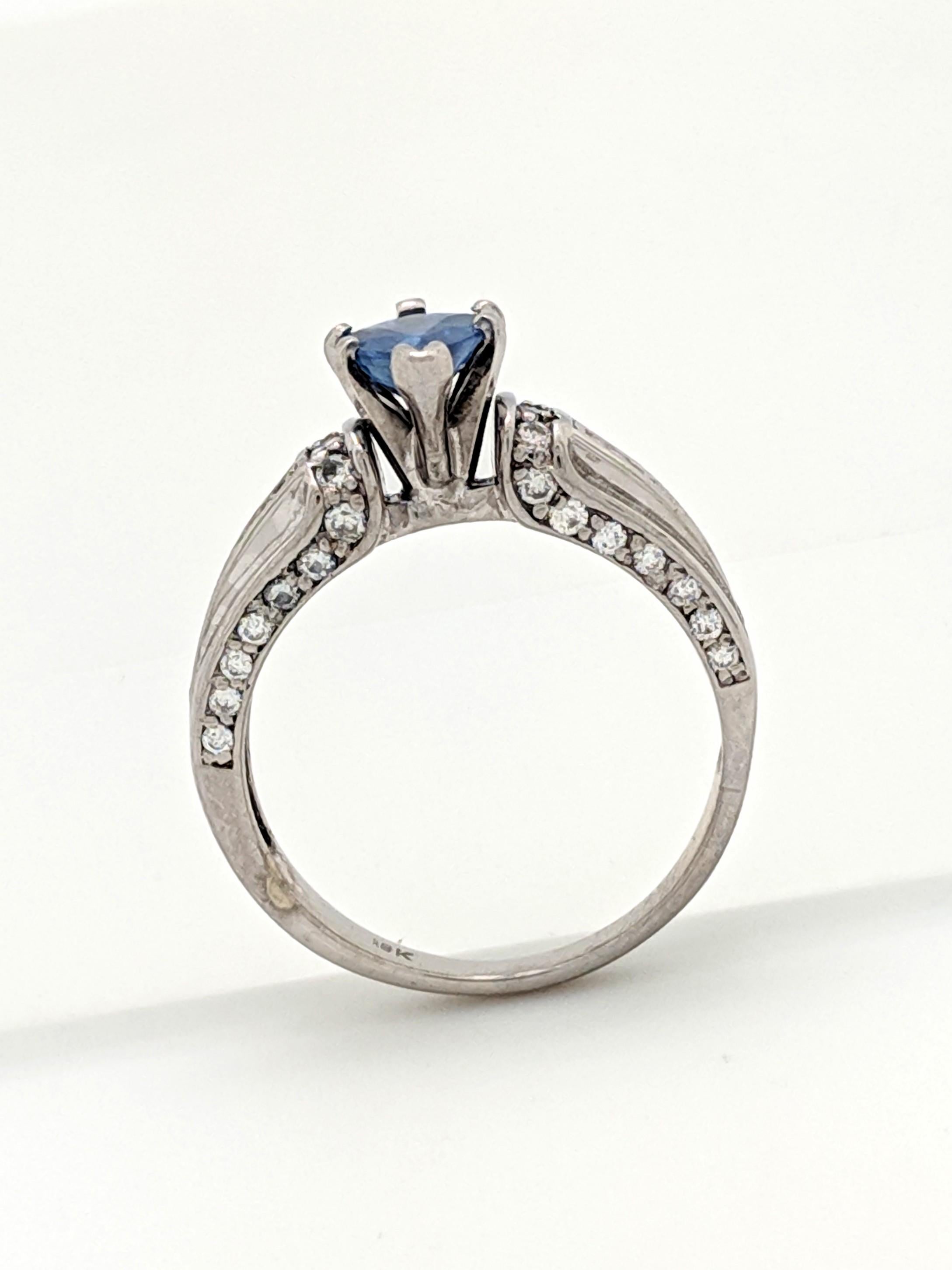 18 Karat White Gold Sapphire and Diamond Ring im Angebot 2