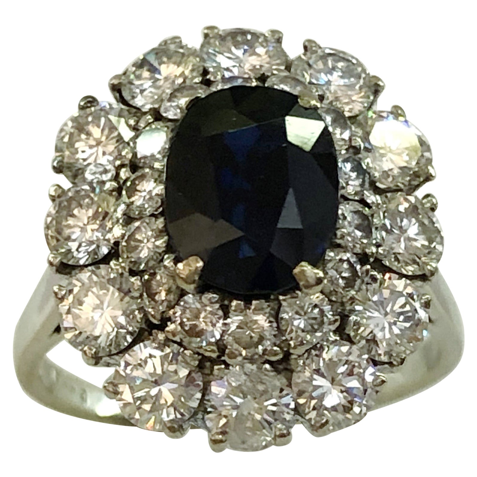 Ring aus 18 Karat Weißgold mit Saphiren und Diamanten im Angebot