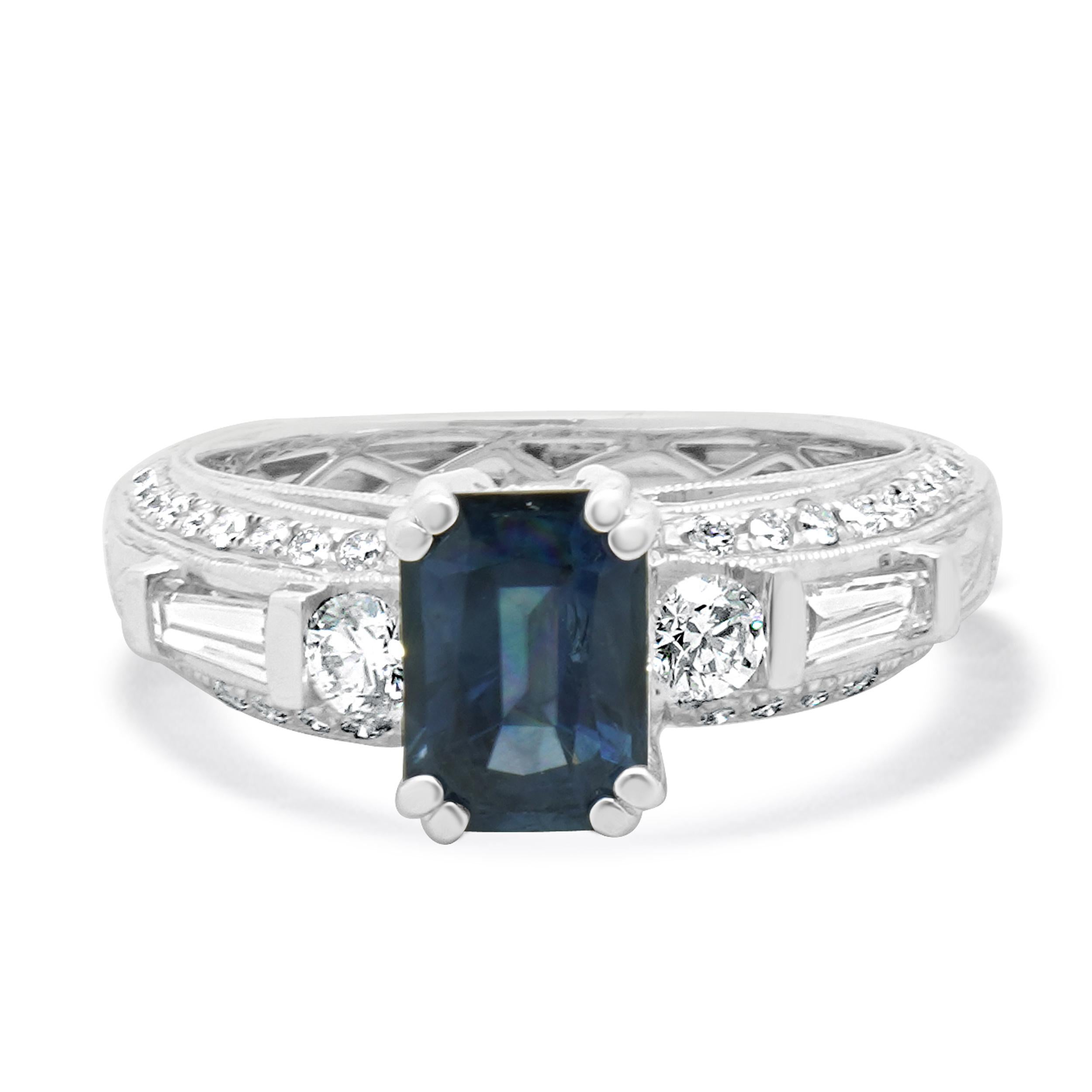 Bague en or blanc 18 carats avec saphirs et diamants en vente