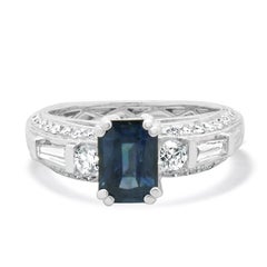 Ring aus 18 Karat Weißgold mit Saphiren und Diamanten