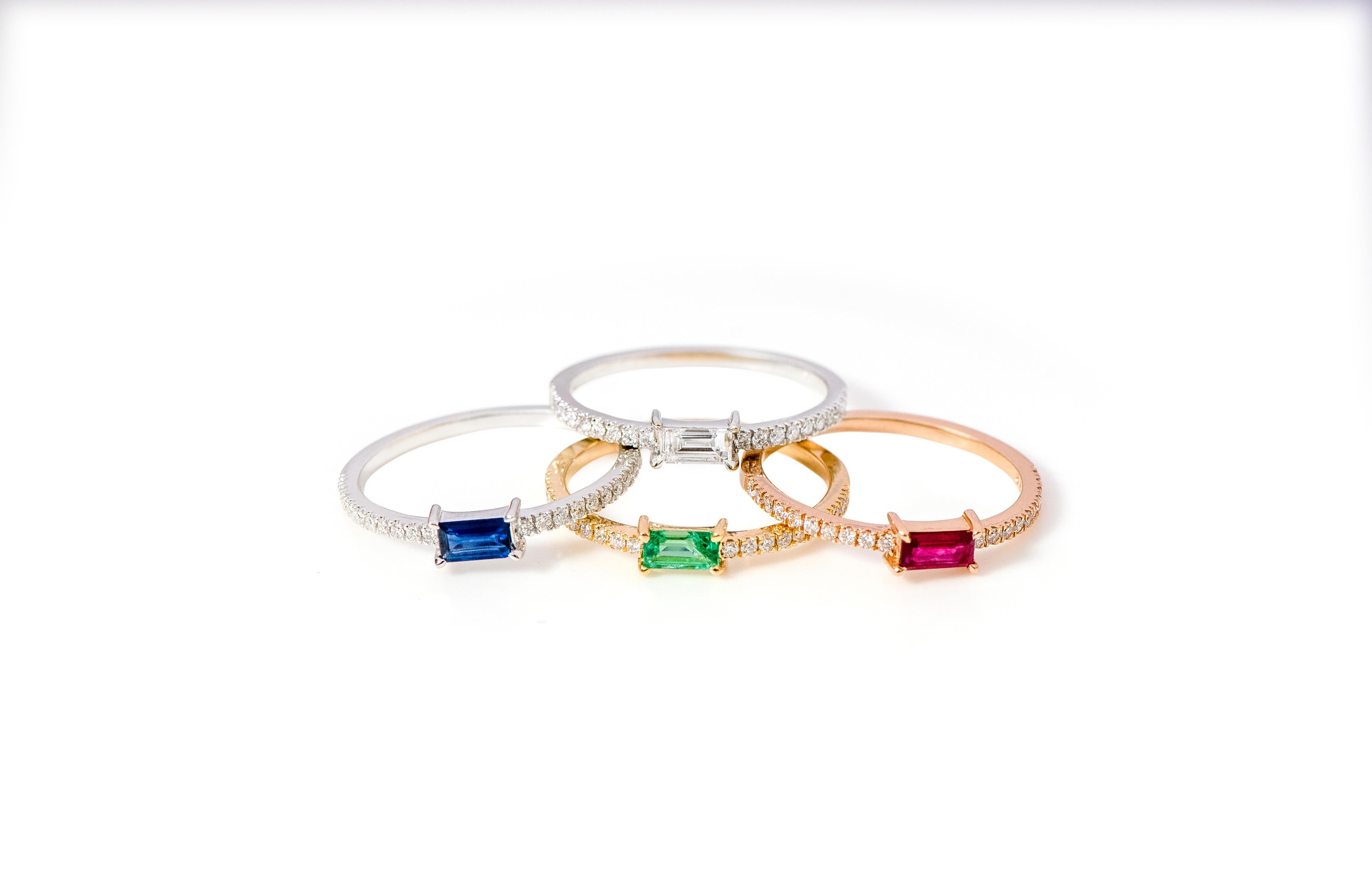 Solitärring aus 18 Karat Weißgold mit Saphiren und Diamanten Damen im Angebot