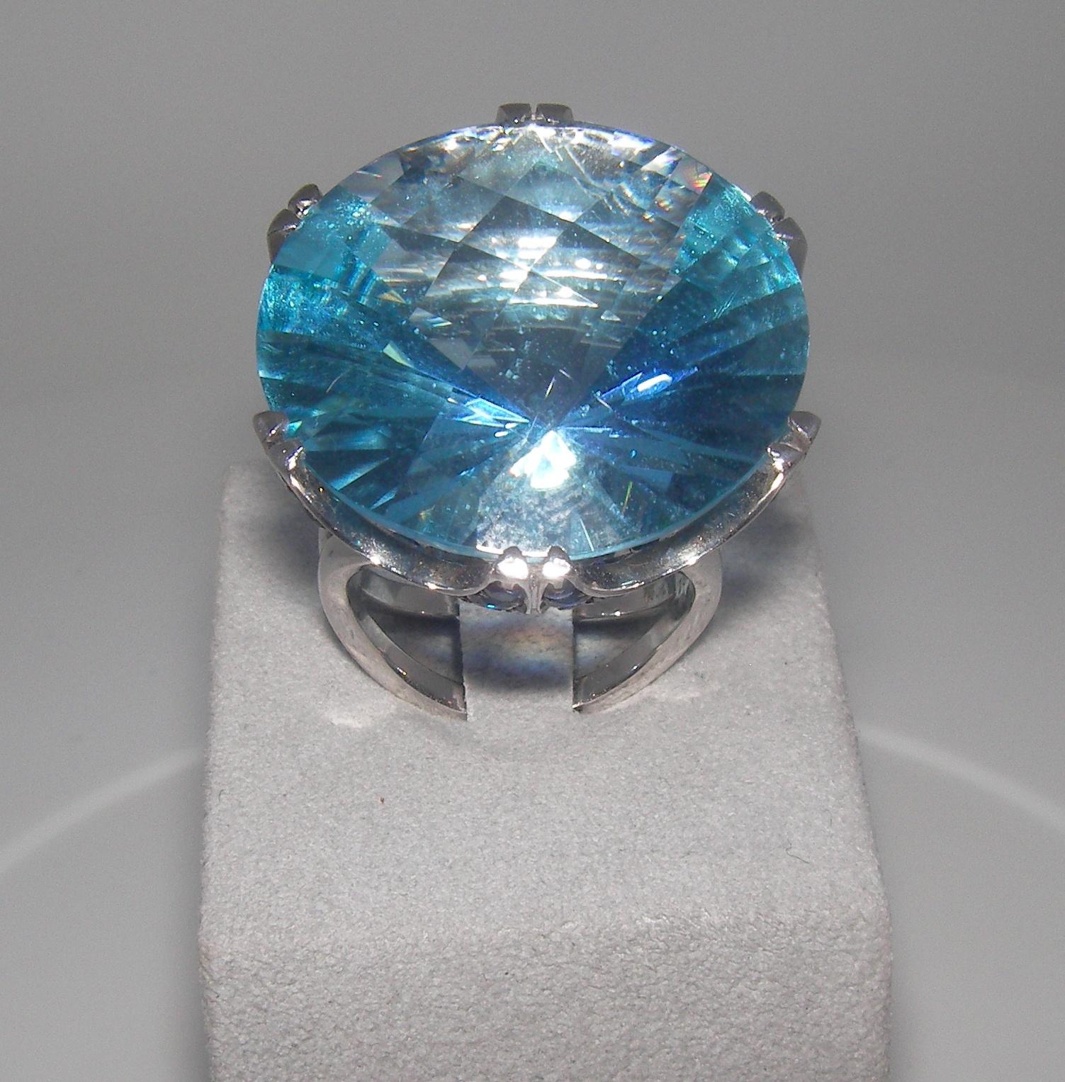 18 Karat White Gold Sapphire and Topaz Cocktail Ring In New Condition In Duesseldorf, DE