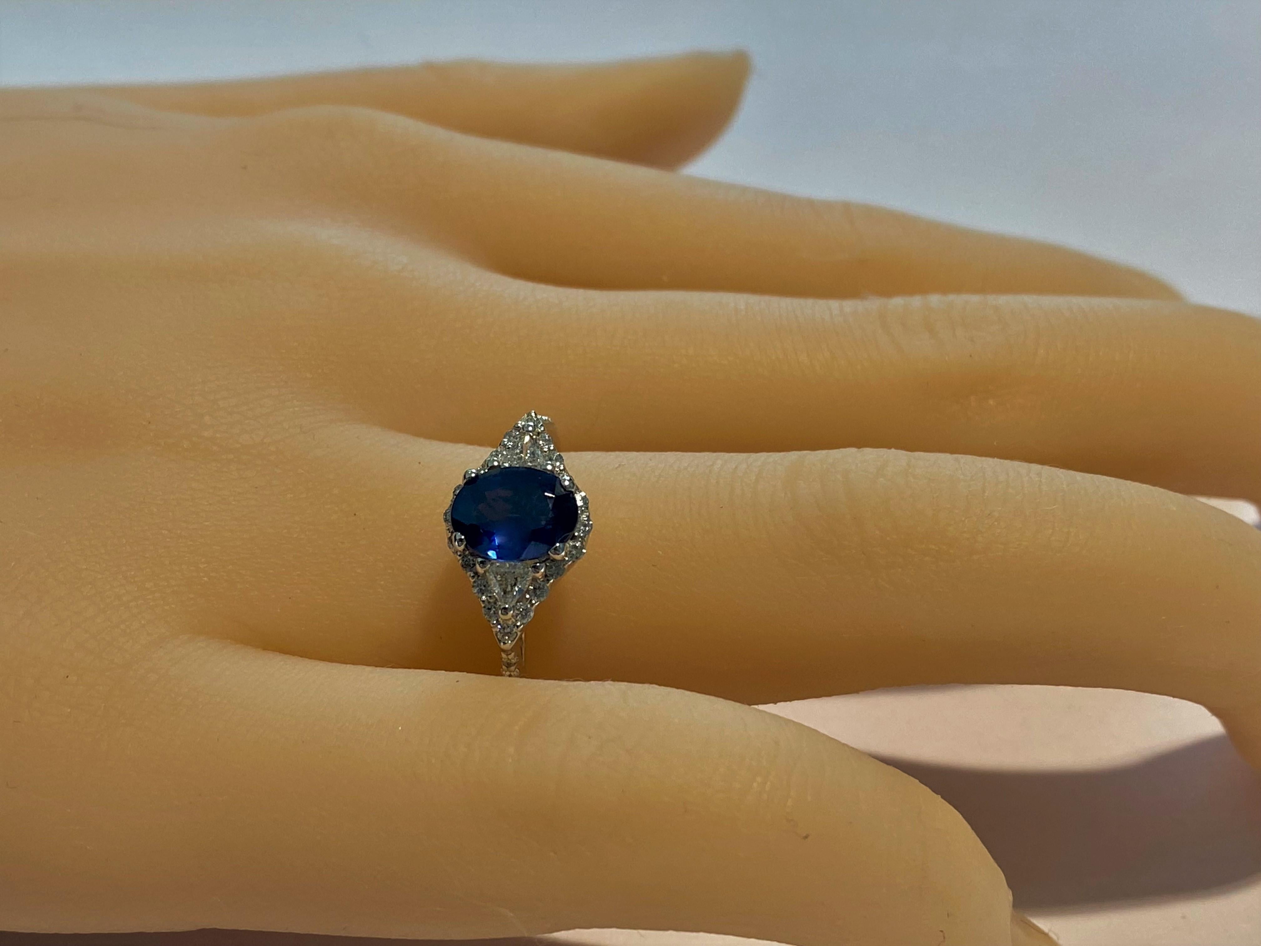 18 Karat White Gold Sapphire and Trillion Diamonds Cocktail Cluster Ring  In New Condition In New York, NY