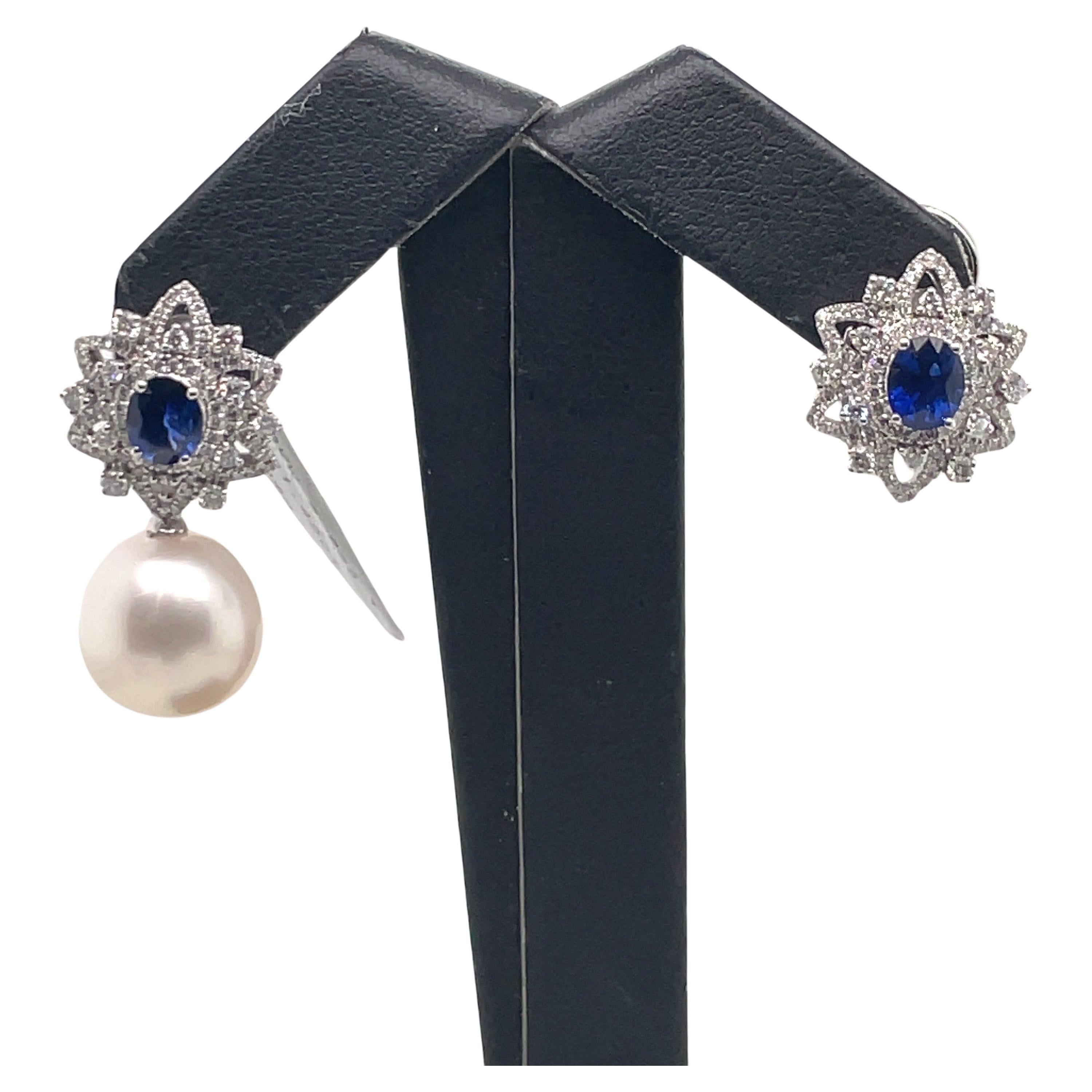 Taille ovale Boucles d'oreilles pendantes jour et nuit en or blanc 18 carats avec saphirs et diamants en forme de fleur de 2,45 carats en vente