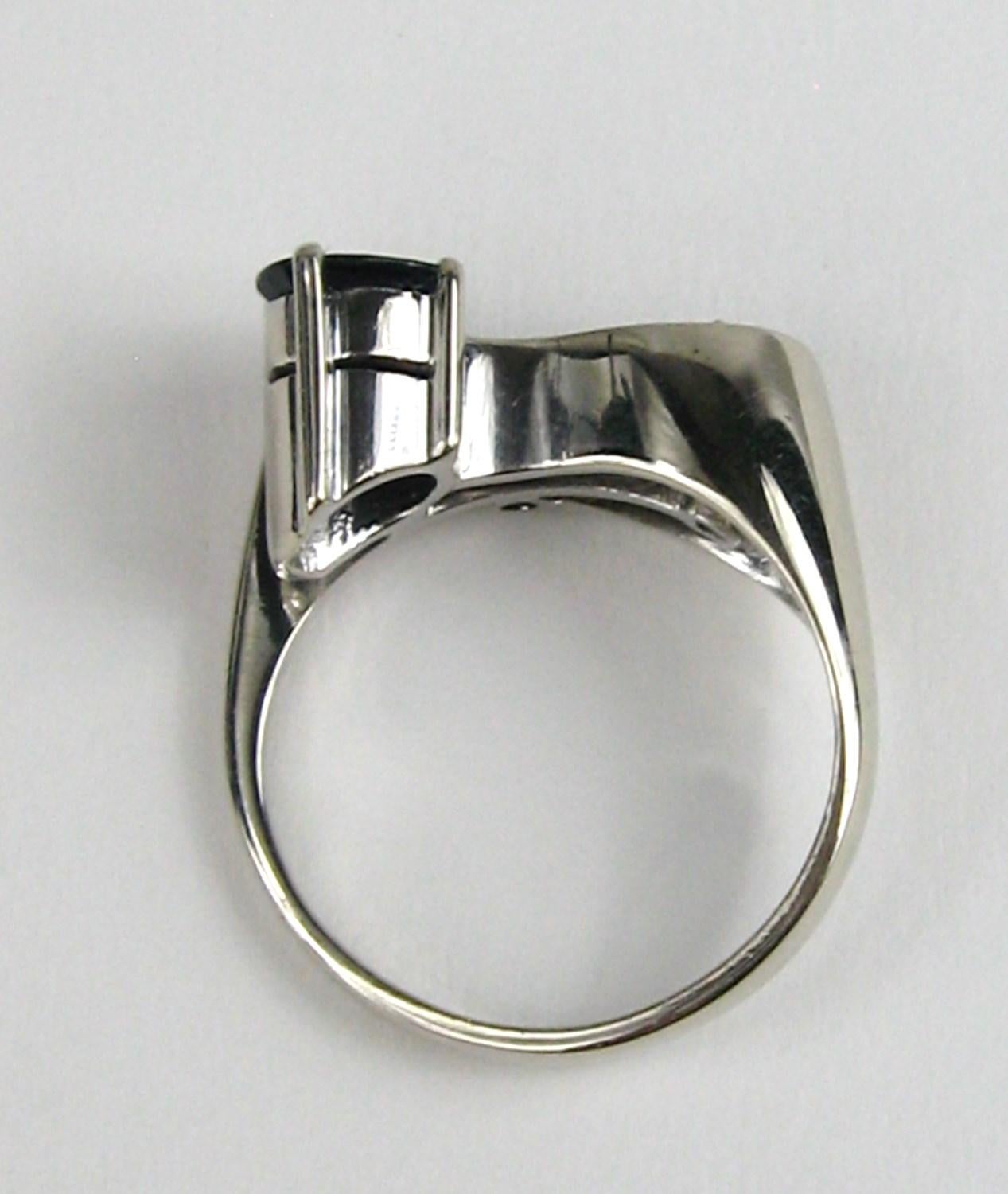 18 Karat White Gold Sapphire Diamond Modernist Ring For Sale 2