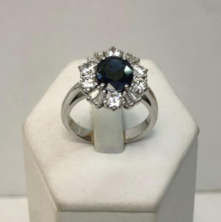 18 karat white gold ring with a central sapphire of 1.8 carat and surrounding diamonds in amsterdam cut for a total of 0.9 carat and baguette cut for a total of 0.42 carat, color G/H / Made in Italy 1960s-1970s
Ring size US 7