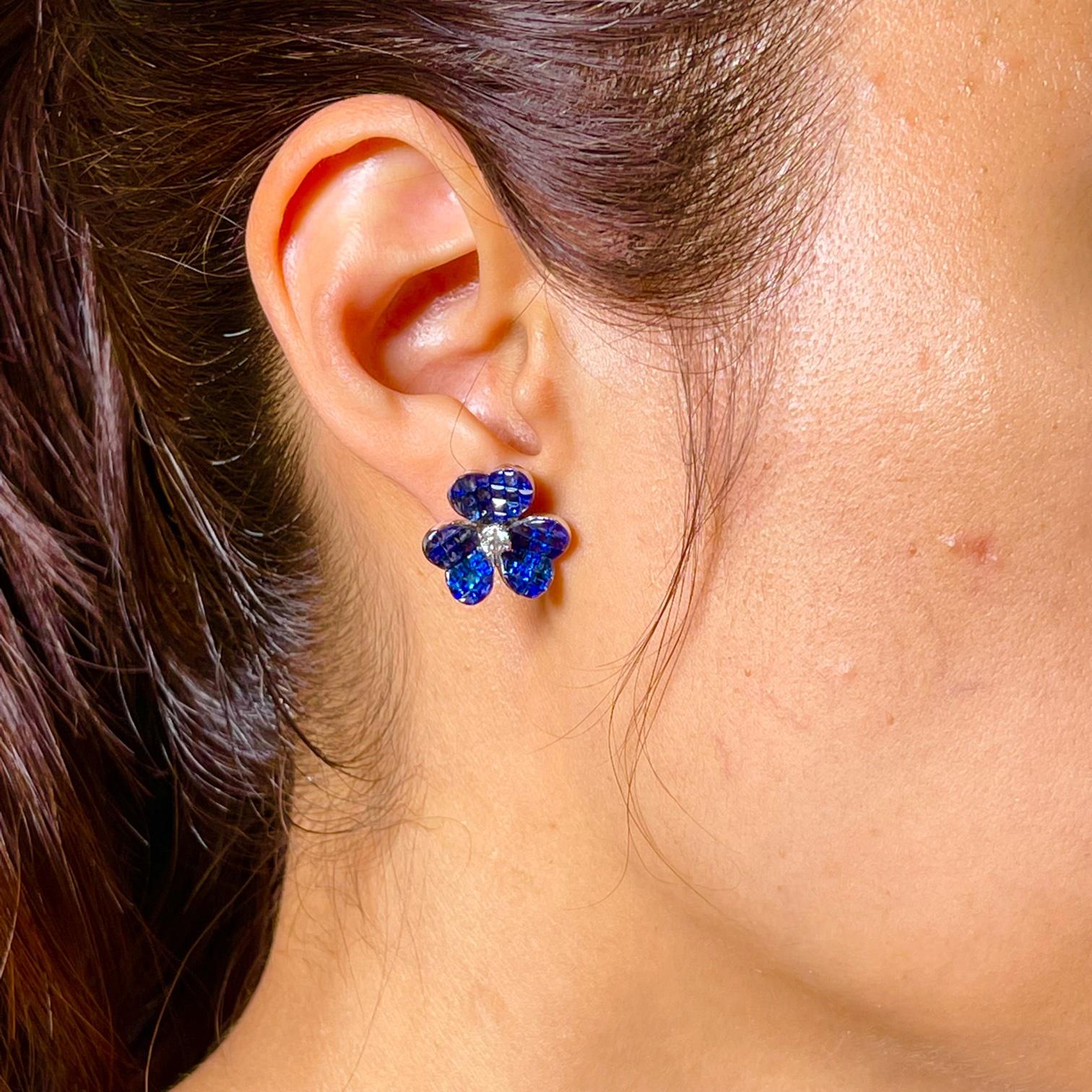 18 Carat White Gold Sapphire Flower Stud Earrings In New Condition For Sale In Bangkok, TH