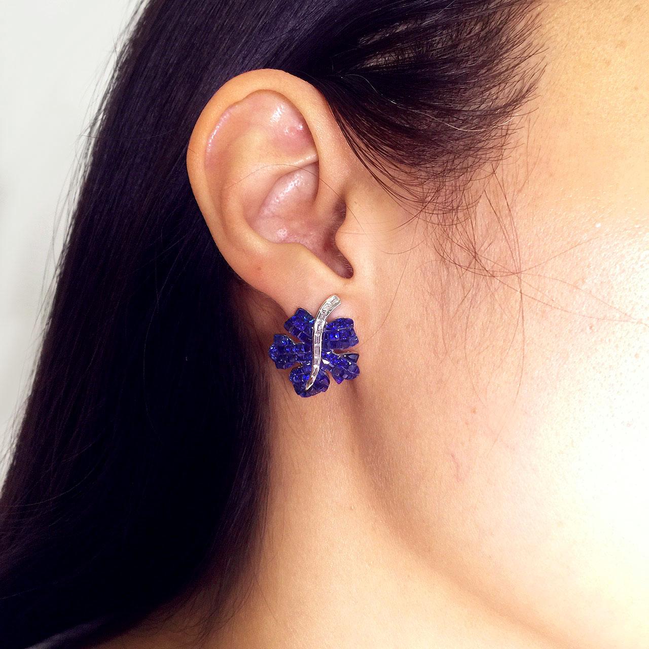 18 Karat White Gold Sapphire Maple Leaf Earrings In New Condition For Sale In Bangkok, TH