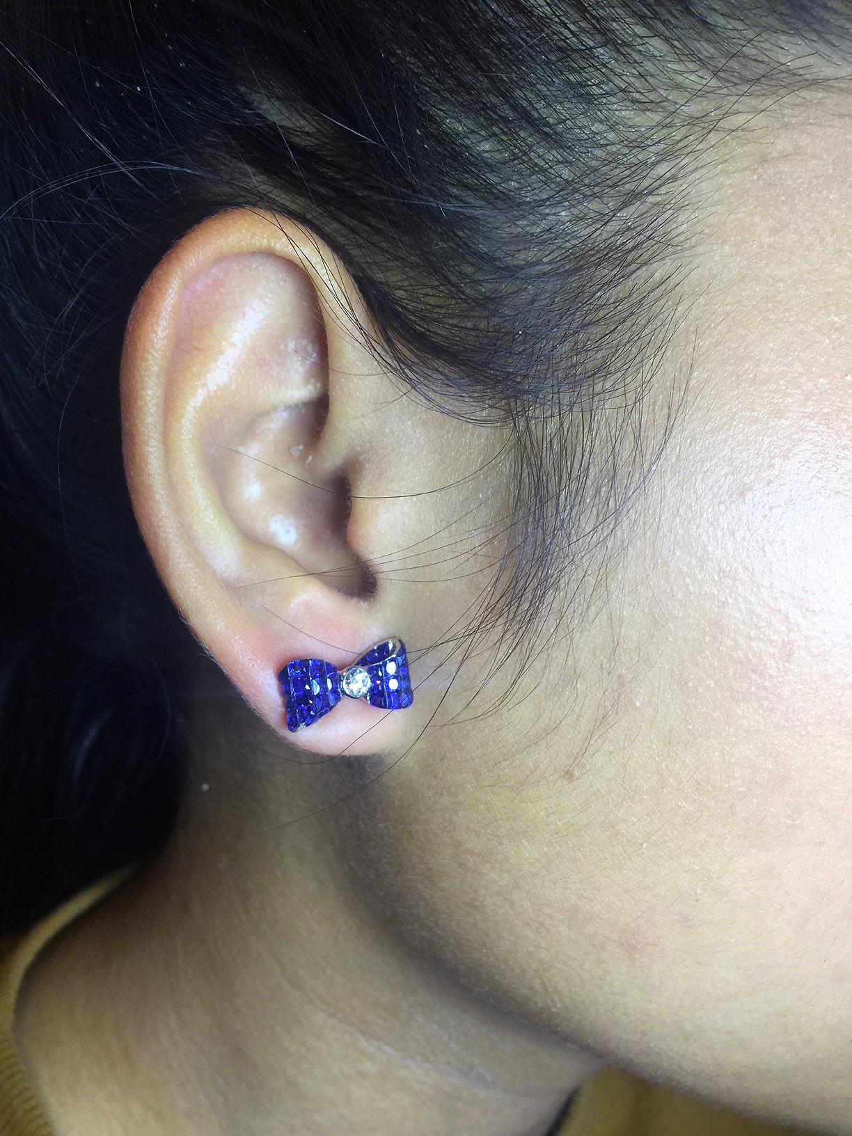 Women's 18 Karat White Gold Sapphire Stud Invisible Ribbon Earrings