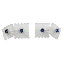 Boutons de manchette en or blanc 18 carats saphirs sculptés cristal de roche dépoli