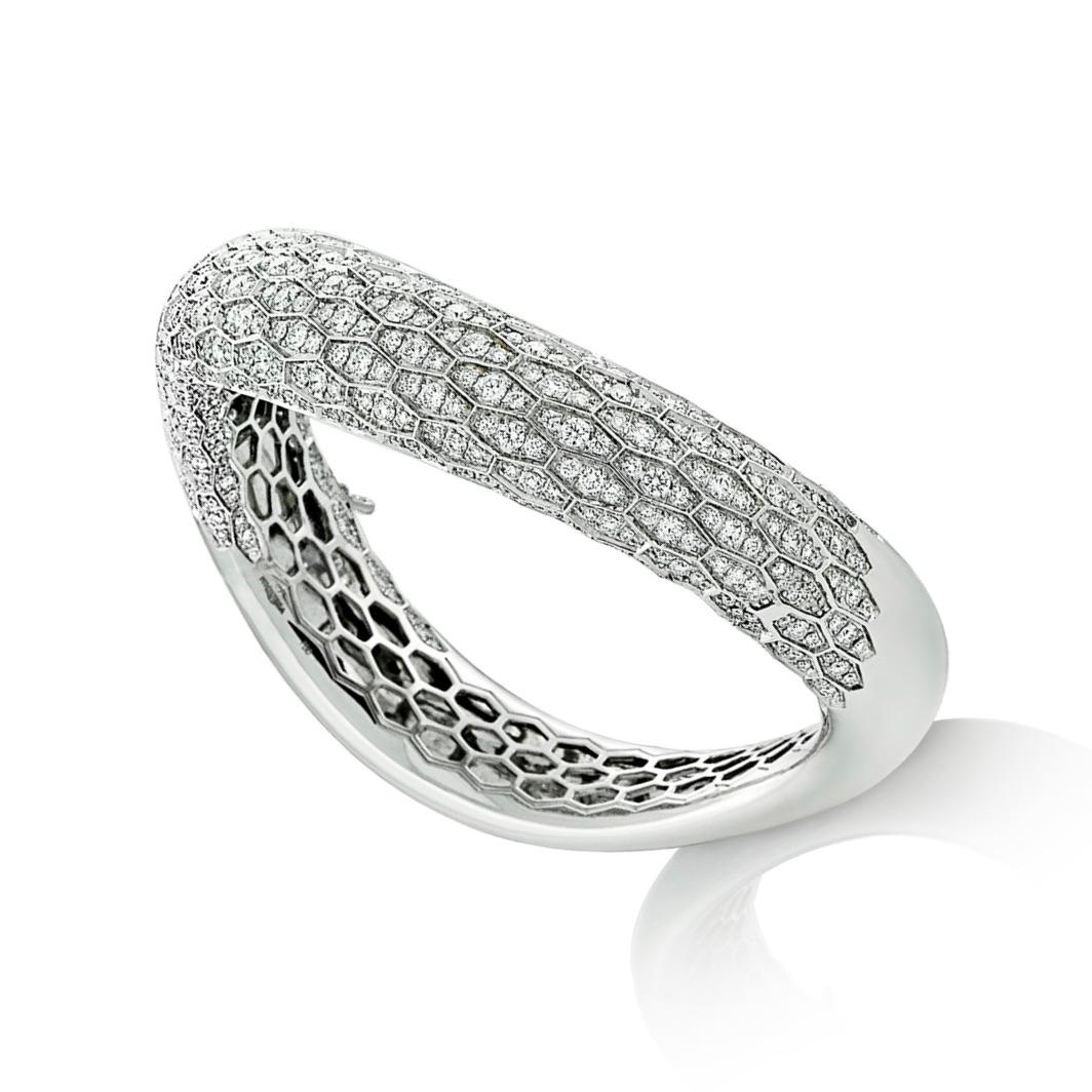 Contemporary 18 Karat White Gold Serpent Diamond Bangle Bracelet For Sale