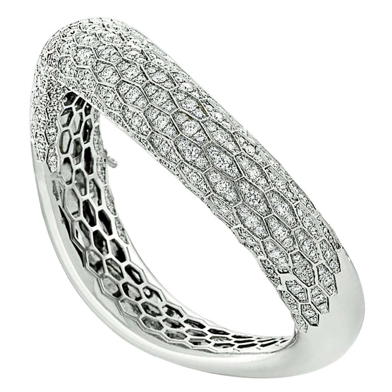 18 Karat White Gold Serpent Diamond Bangle Bracelet For Sale
